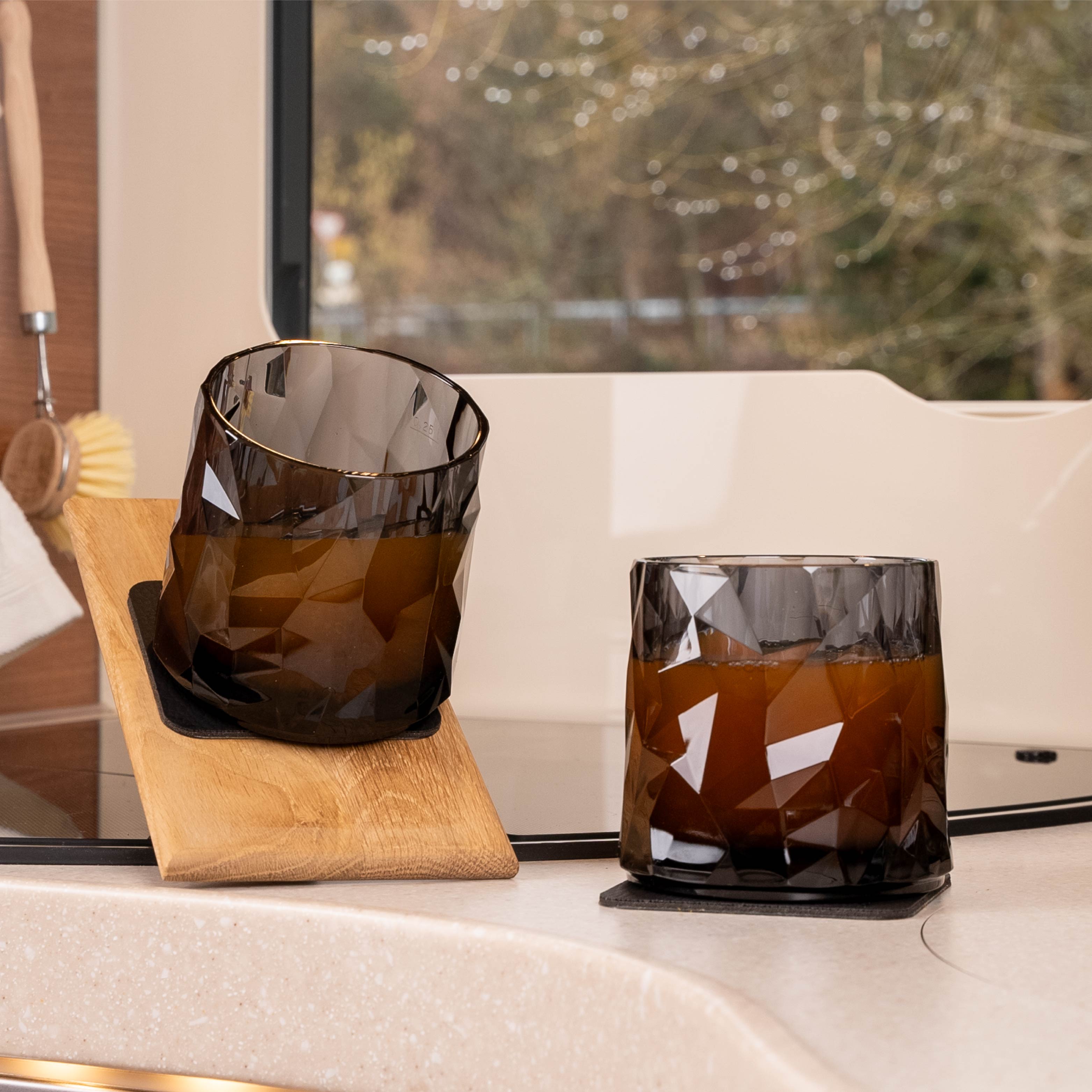 Verres en plastique fixés par aimant sur le pad dans le camping-car