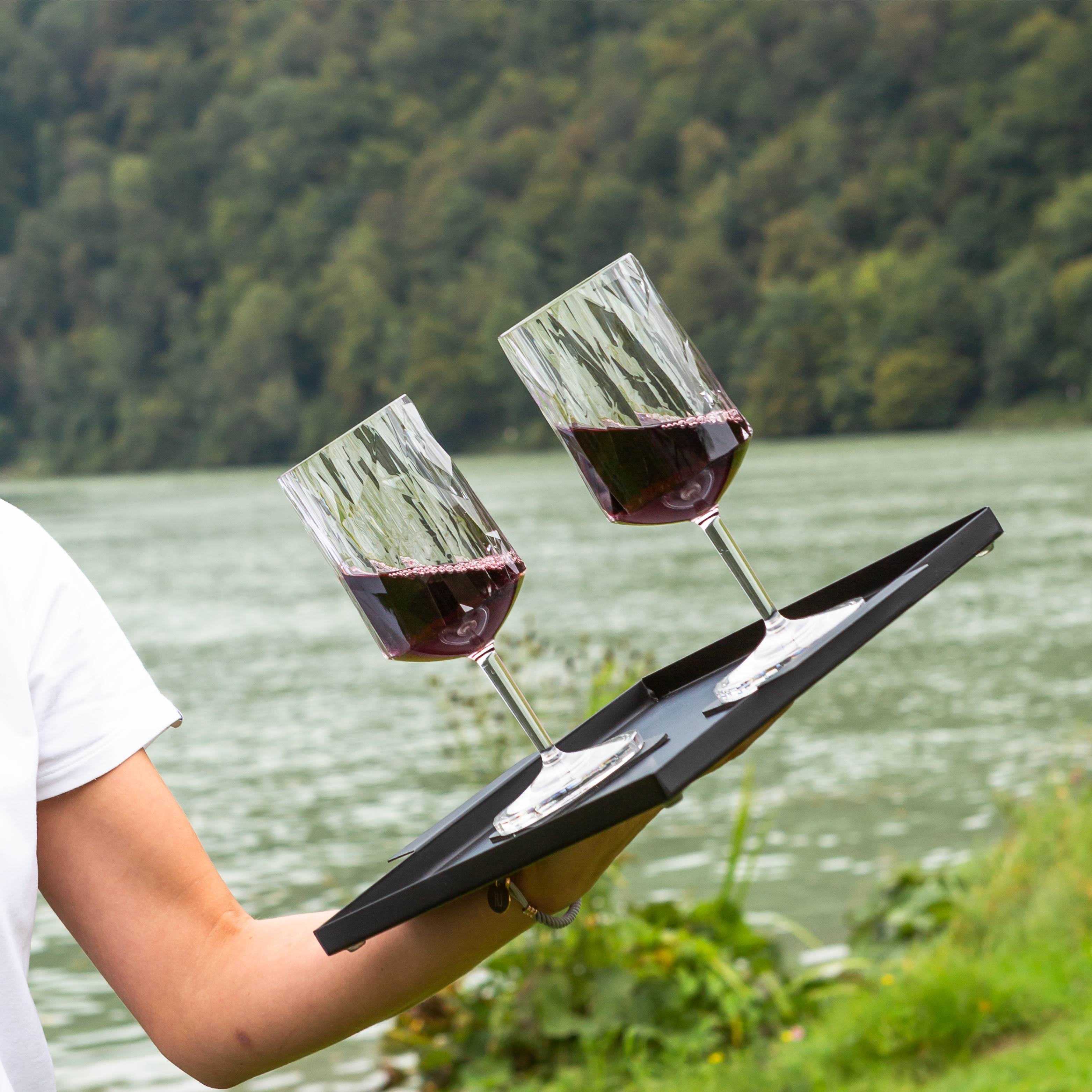 Verres en Plastique Magnétiques Vin fixé par les pastilles en position inclinée sur un plateau