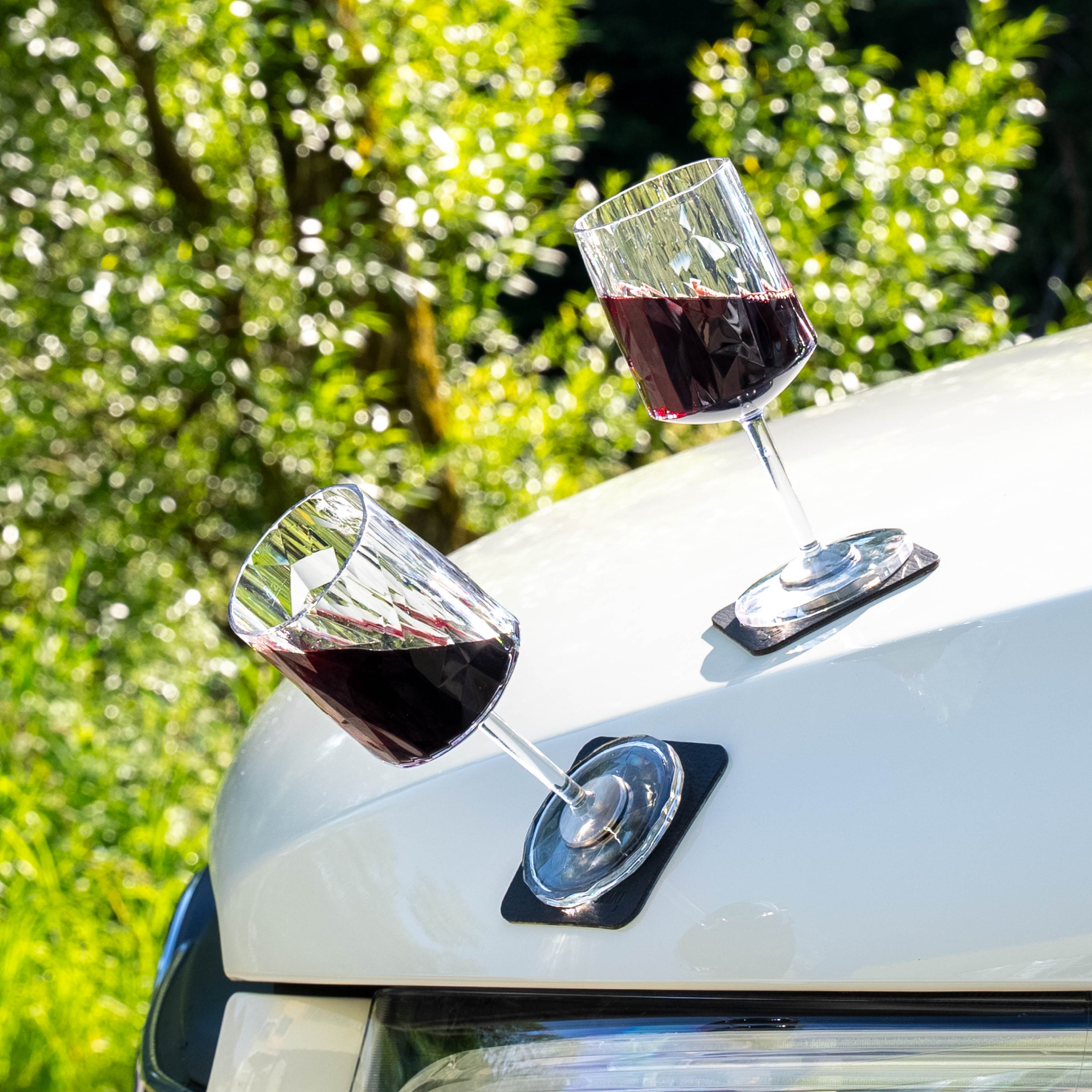 Verres en Plastique Magnétiques Vin déposé sur un capot métallique