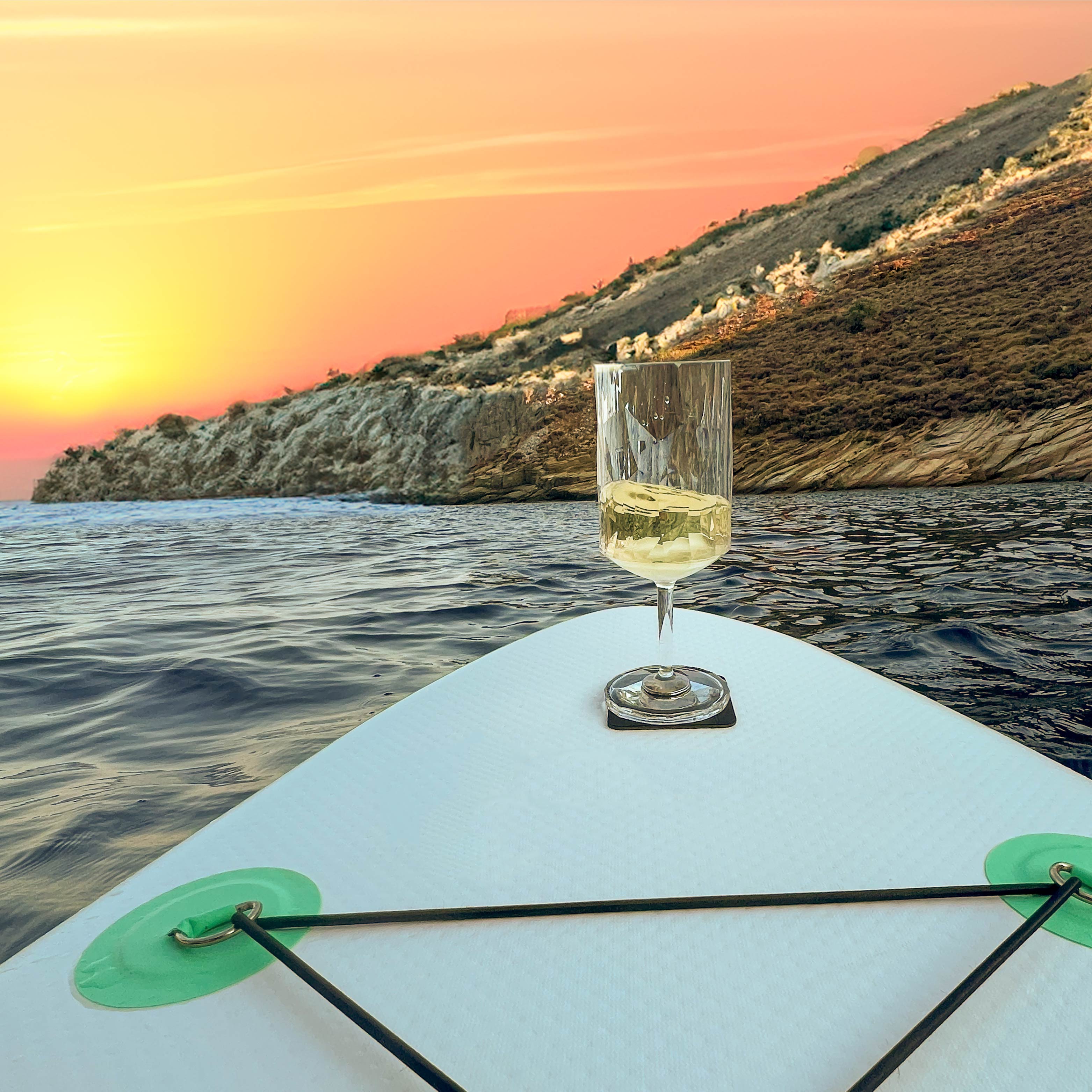 Verre à vin en plastique magnétique sur un pad sur une planche de surf
