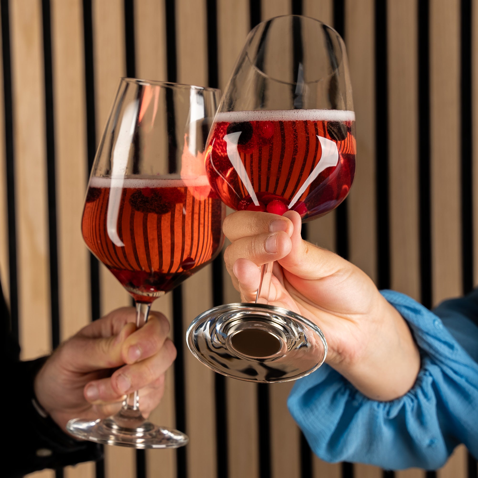 Vue sur l'aimant dans le fond des verres à vin en cristal Bordeaux