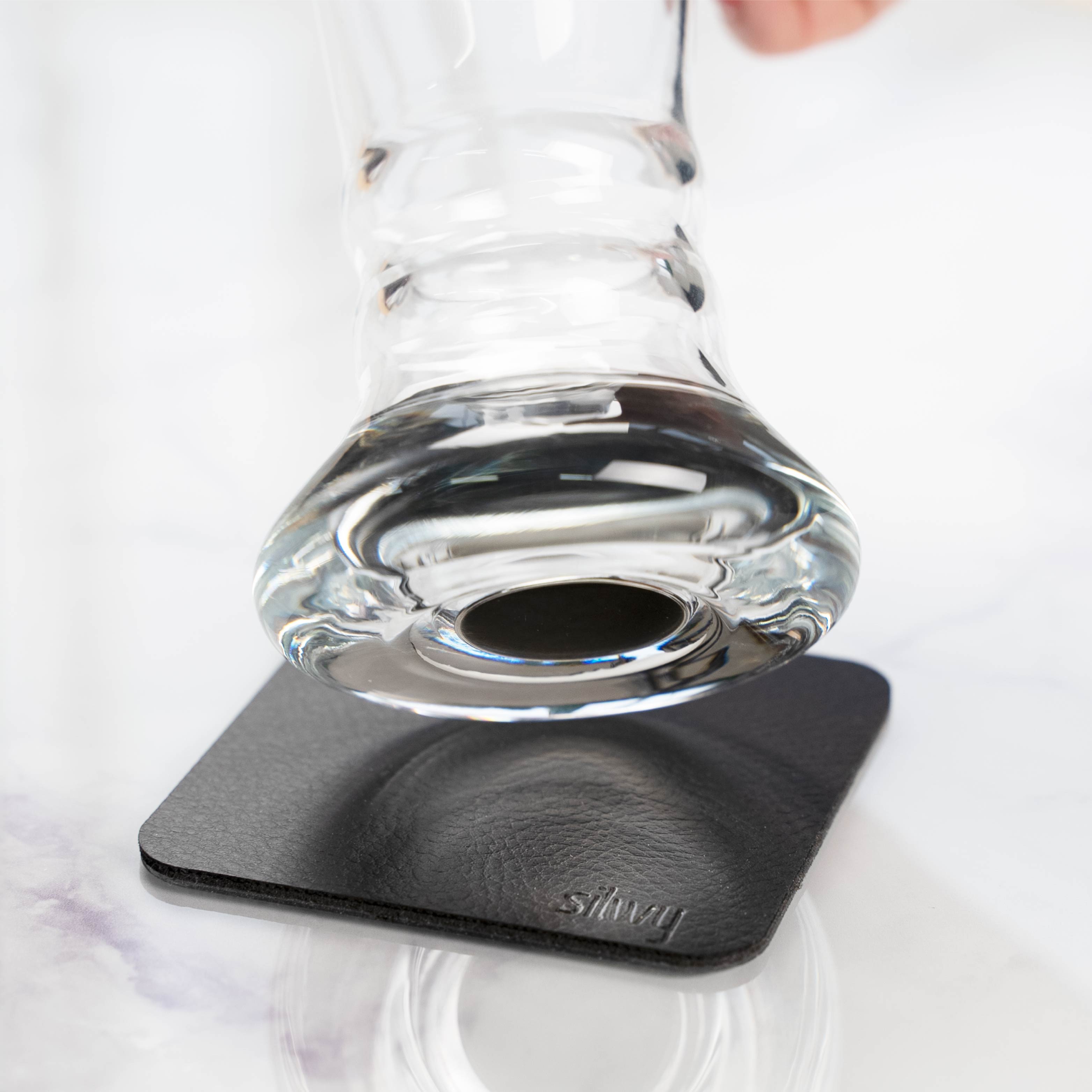 Gros plan sur l'aimant intégré dans le fond du verre