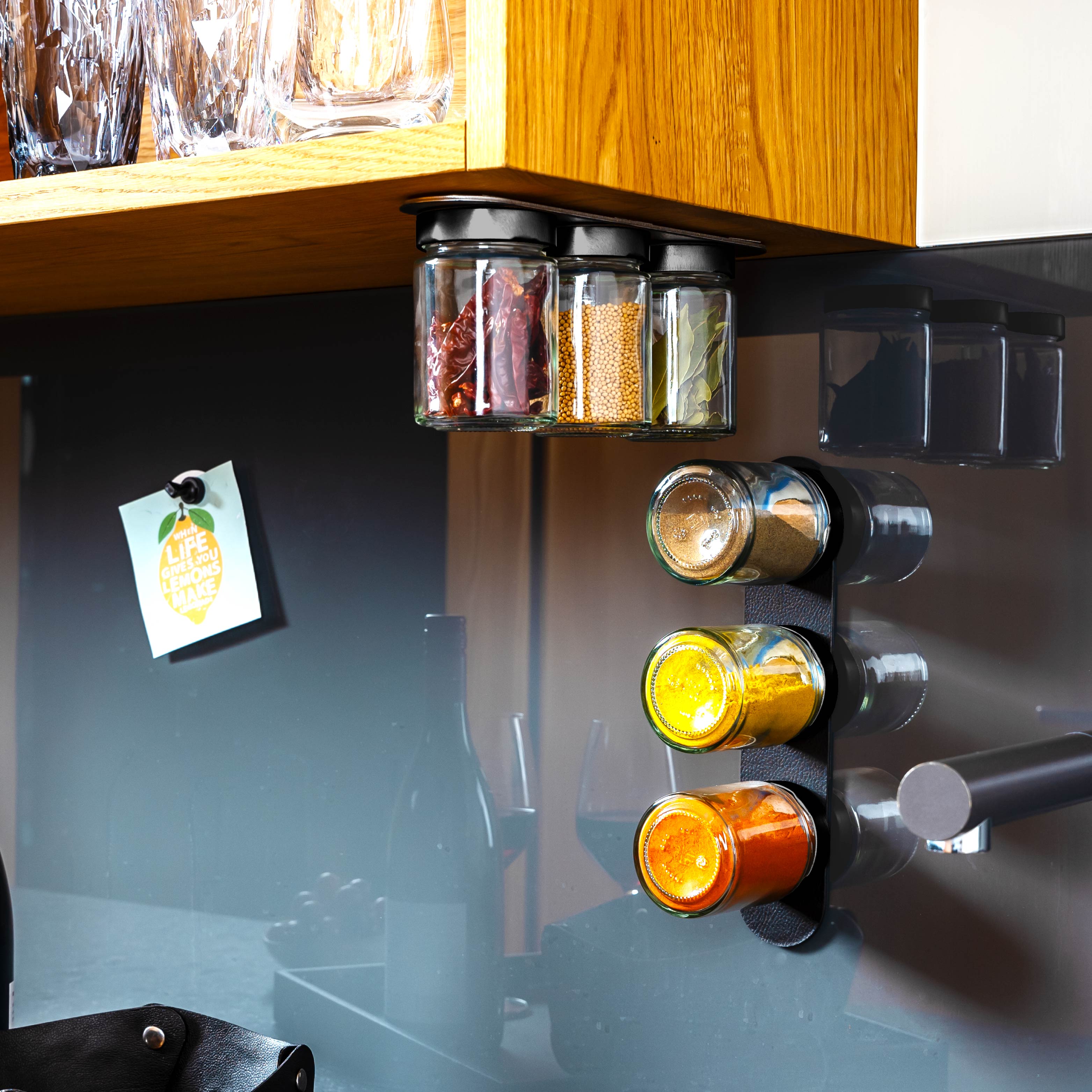 Pots à condiments magnétiques montés sur Barre Métallique dans l'environnement de la cuisine