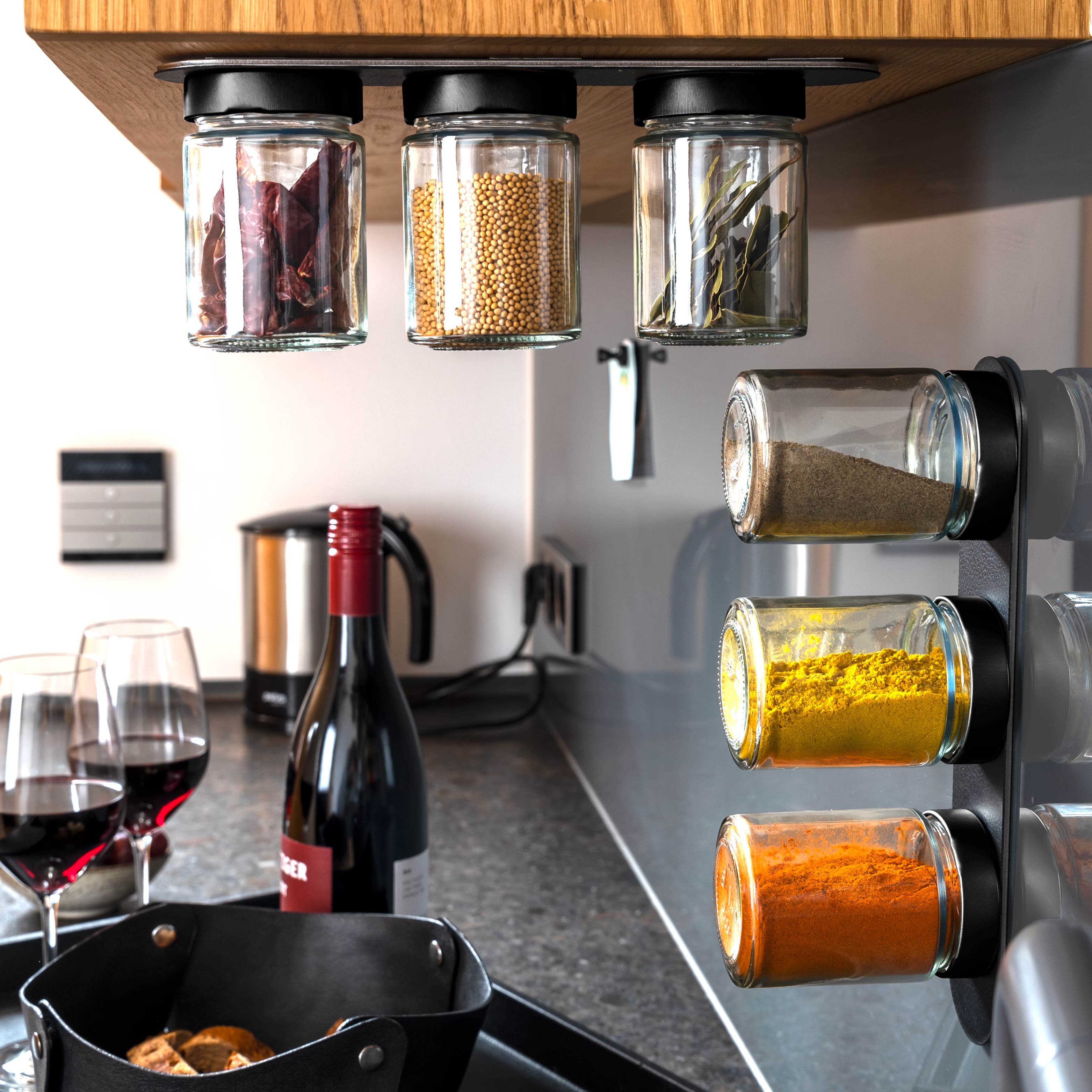 Pots à condiments magnétiques montés sur Barre Métallique dans l'environnement de la cuisine