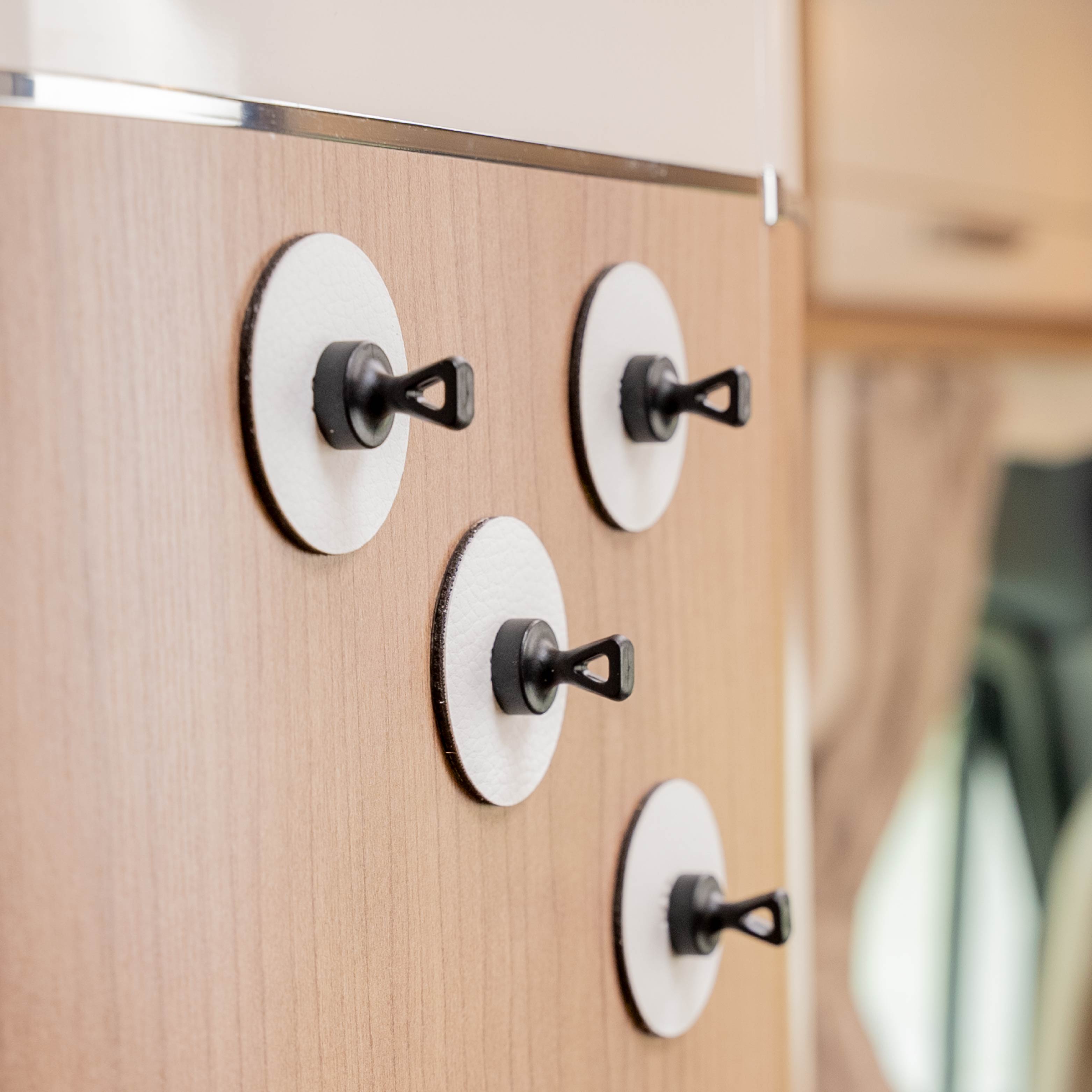 Épingles Magnétiques Flex fixées sur des pads dans le camping-car