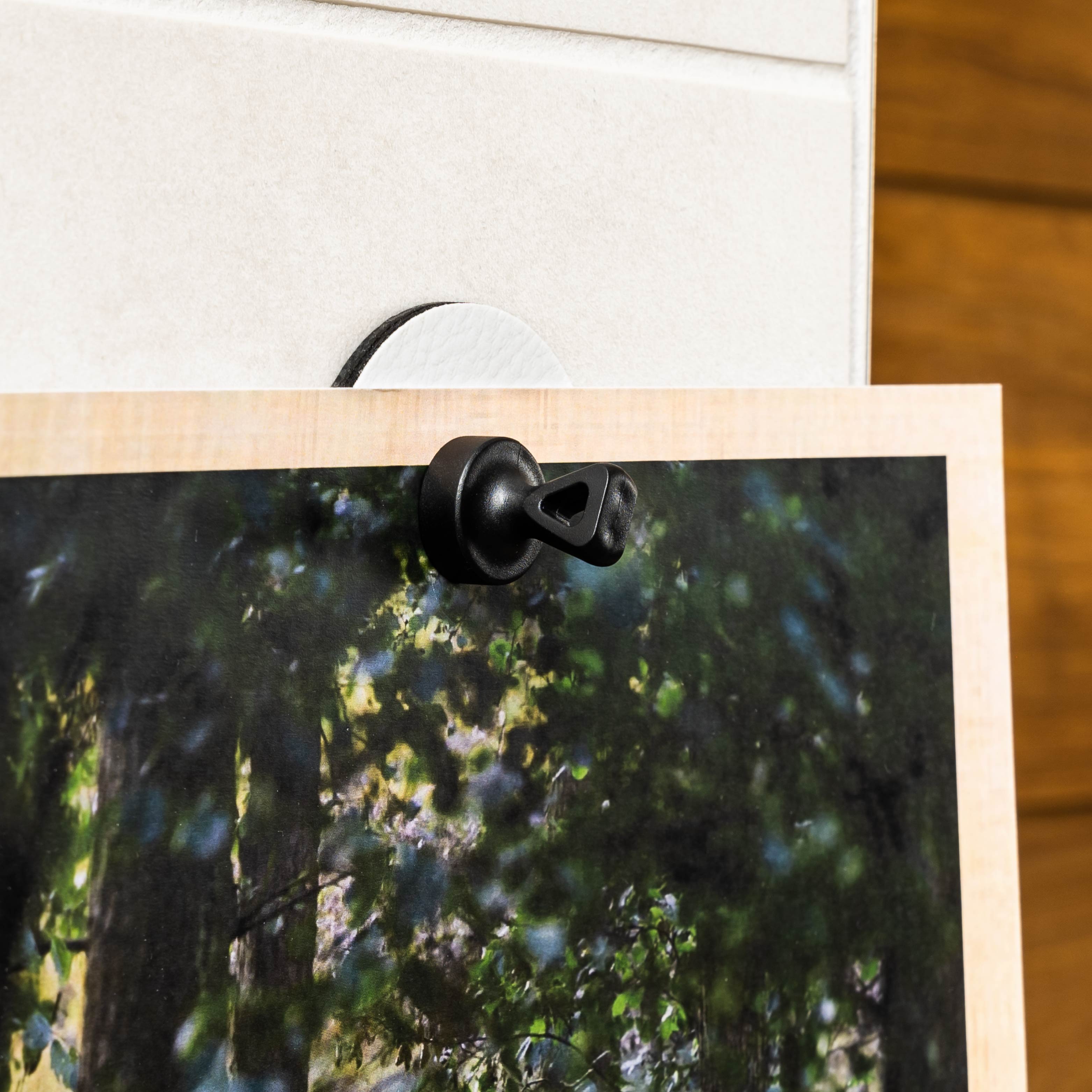la carte postale est fixée par un pion magnétique et une pastille
