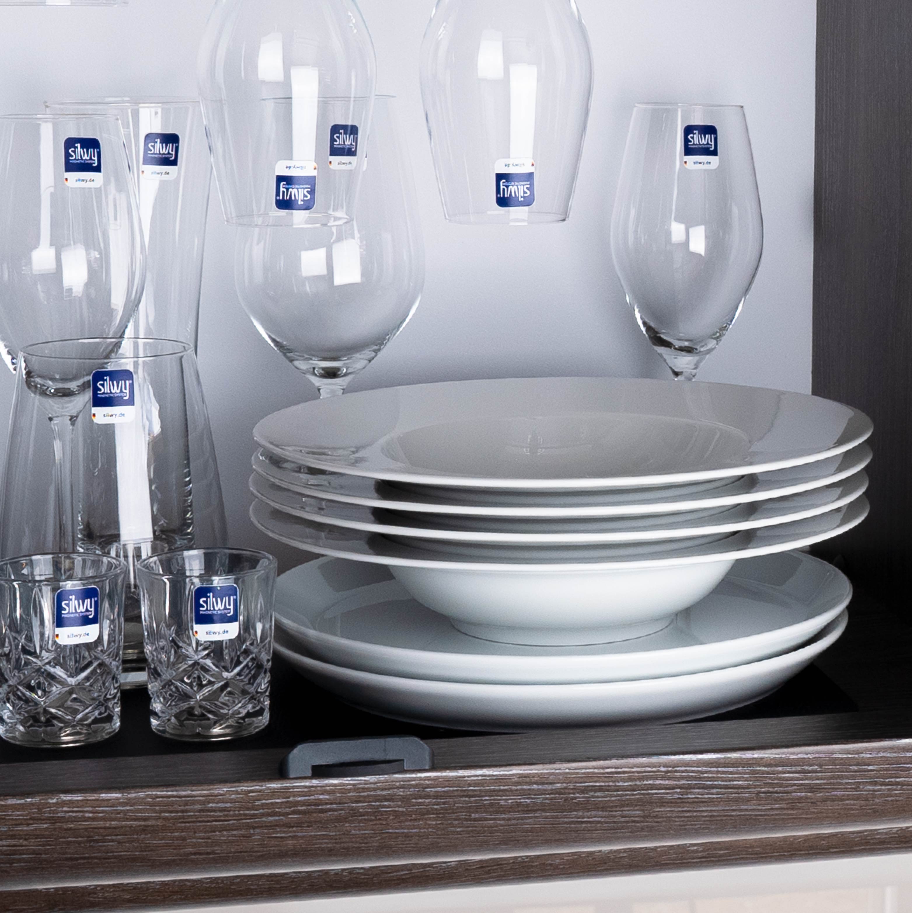 Assiettes gourmet en porcelaine magnétique et assiettes en porcelaine magnétique ainsi que Verres Magnétiques rangés sur une étagère