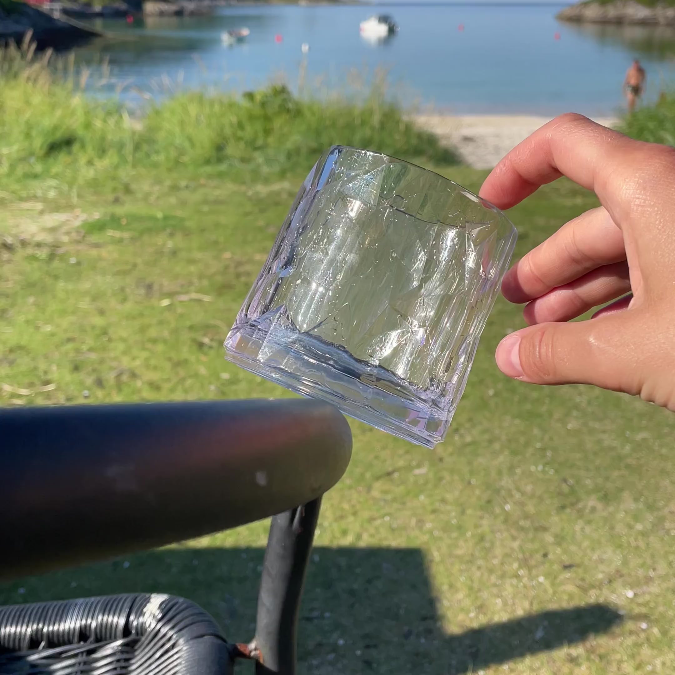 Verre en plastique Tumbler suspendu à la chaise de camping