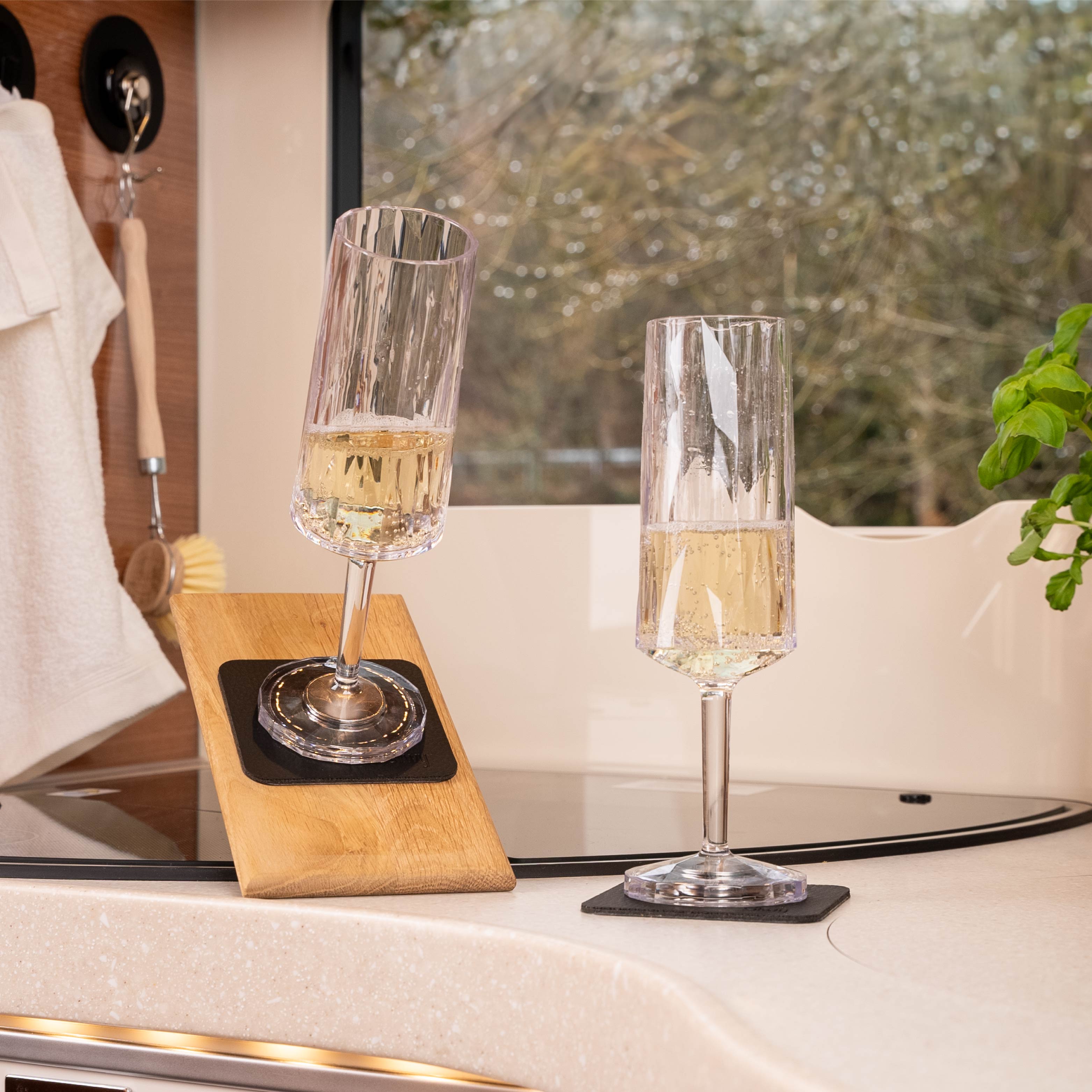 Verres en Plastique Magnétiques Longdrink déposé sur les pastilles en position inclinée dans un camping-car
