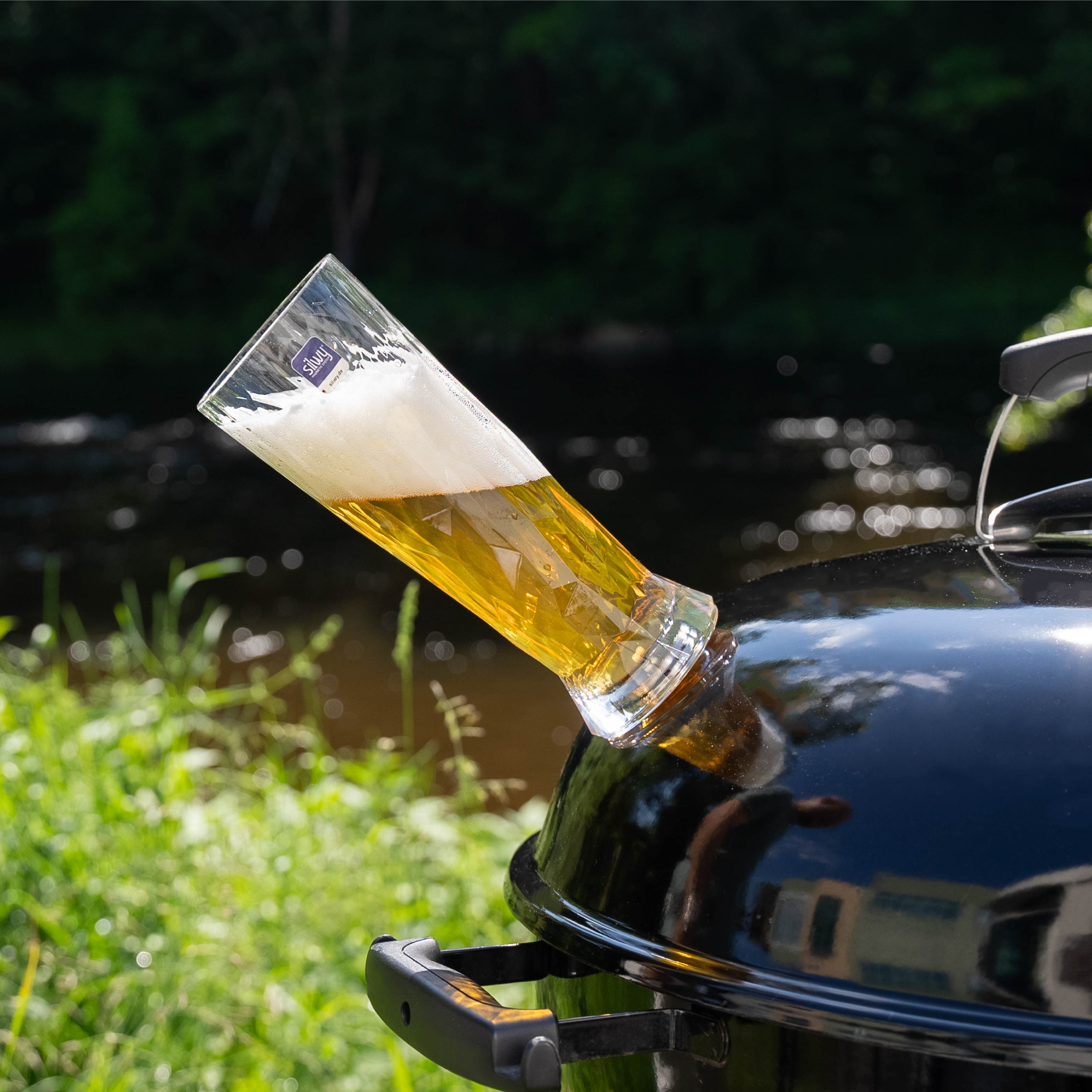 Bicchiere da birra magnetico in plastica fissato alla griglia del bollitore