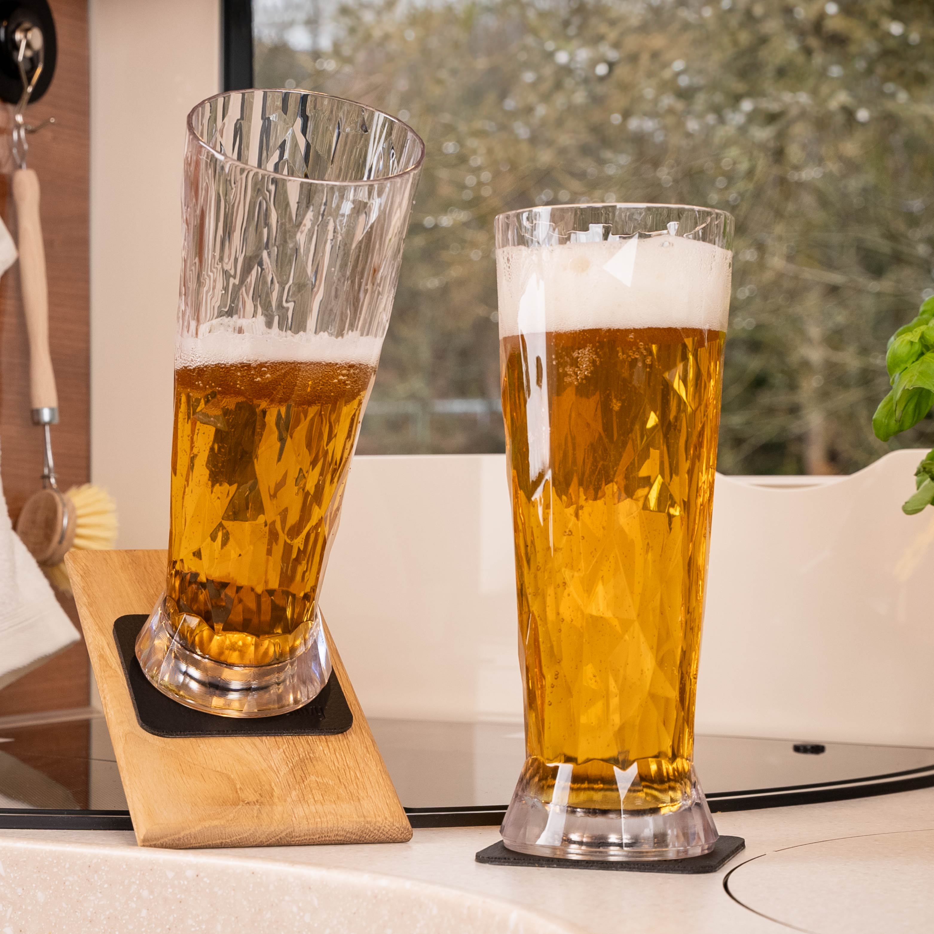 Bicchiere da birra in plastica con magnete, in piedi su un cuscinetto di nano gel in posizione inclinata