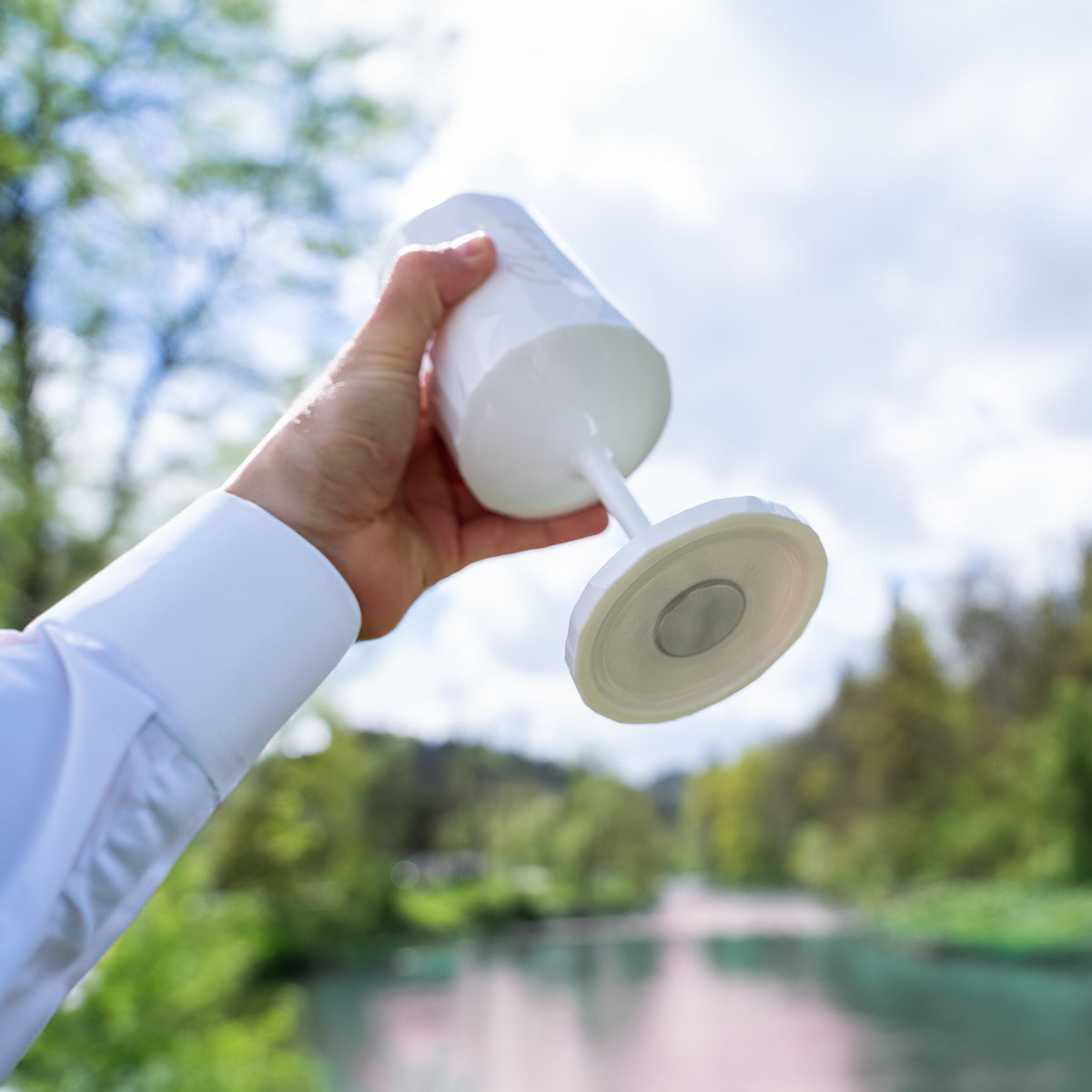 Il bicchiere magnetico di plastica WEIN Cheers viene tenuto in aria