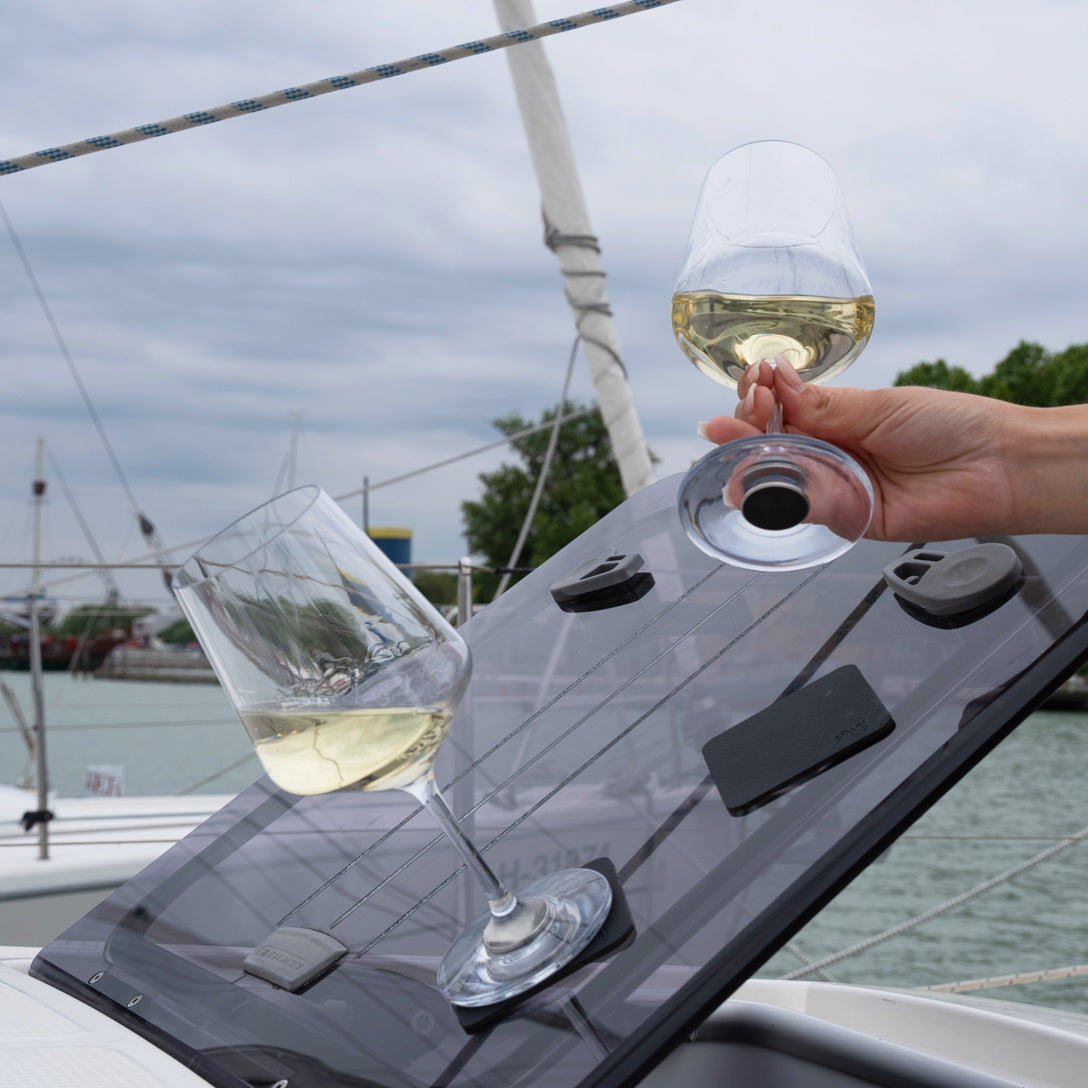 Due bicchieri di vino magnetici in cristallo con vino bianco in barca