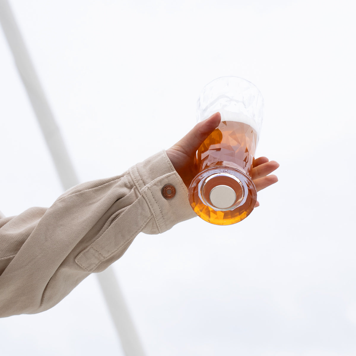 Bicchiere di birra in cristallo magnetico tenuto in aria con un magnete alla base