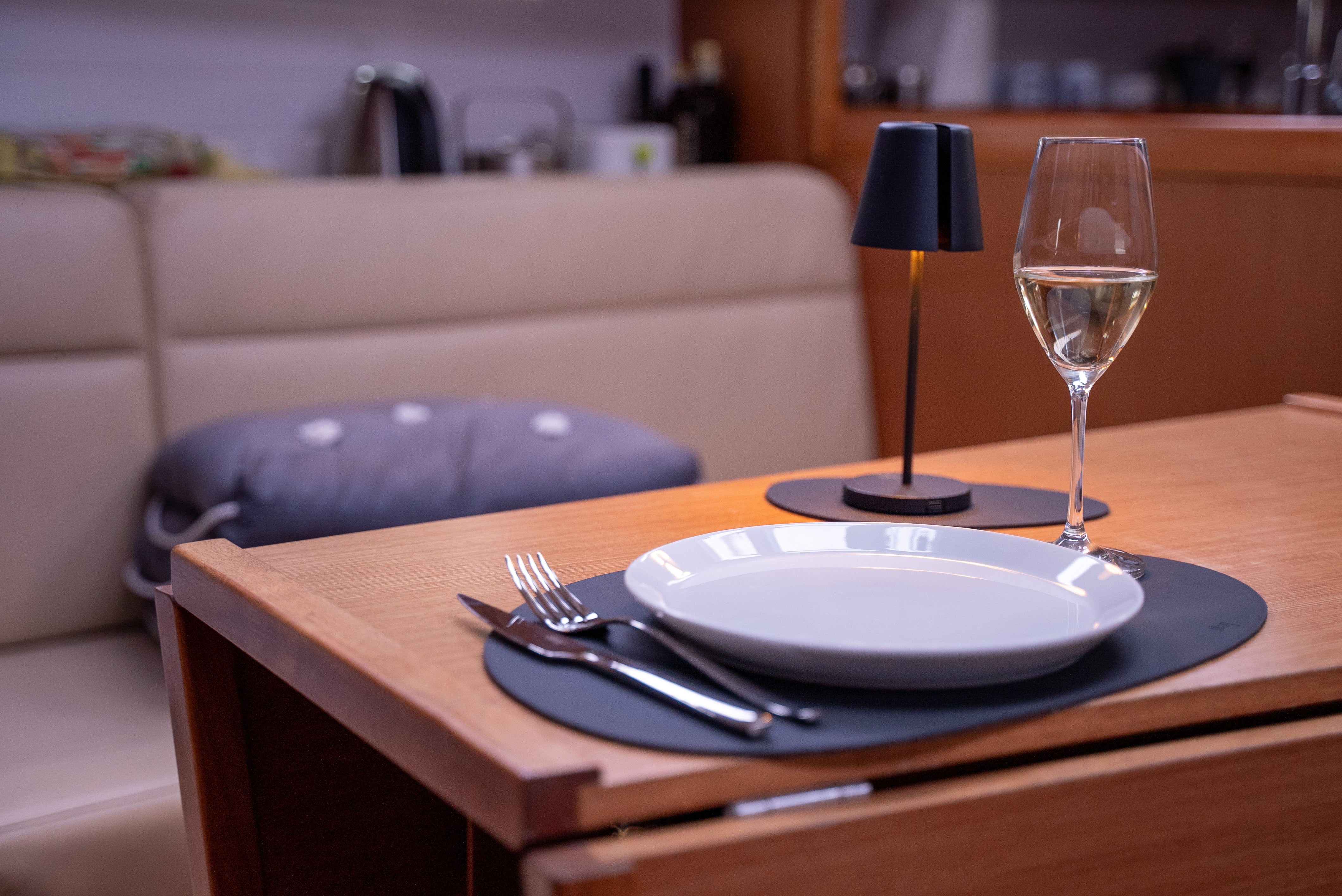 Set da tavola silwy con piatto di porcellana magnetico, bicchiere da champagne di cristallo magnetico, lampada Portofino magnetica e tovaglietta silwy - nella cabina di una barca