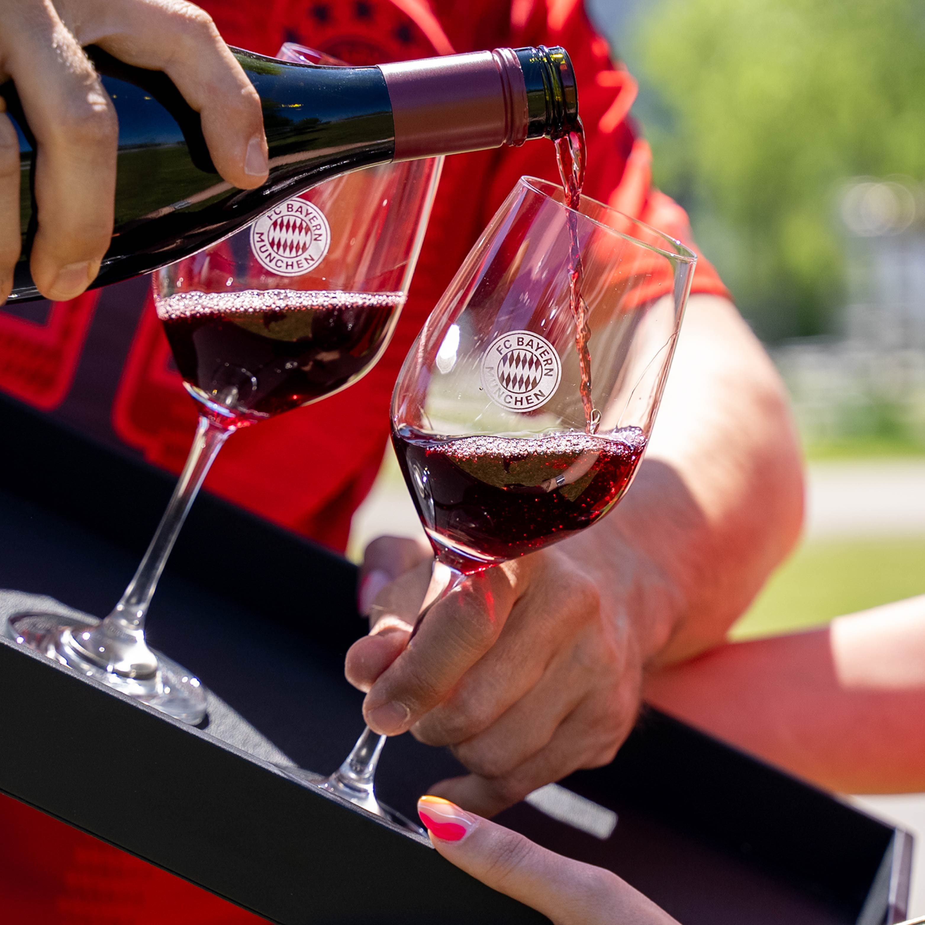 Versare il vino FCB
