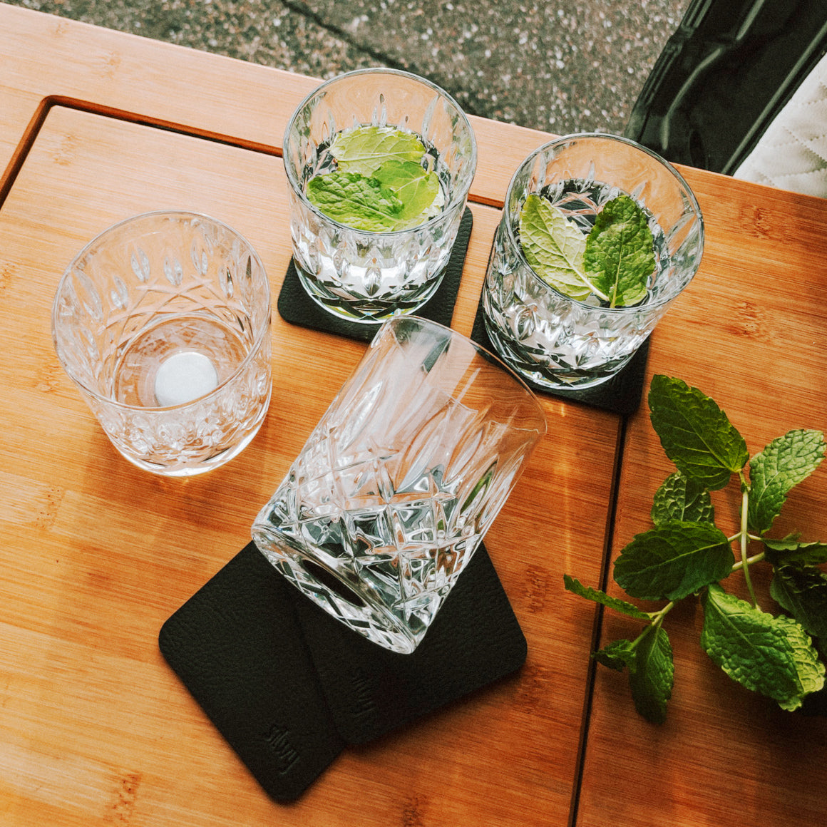 Bicchieri di cristallo magnetici di whisky con menta e pastiglie di nano-gel metallico