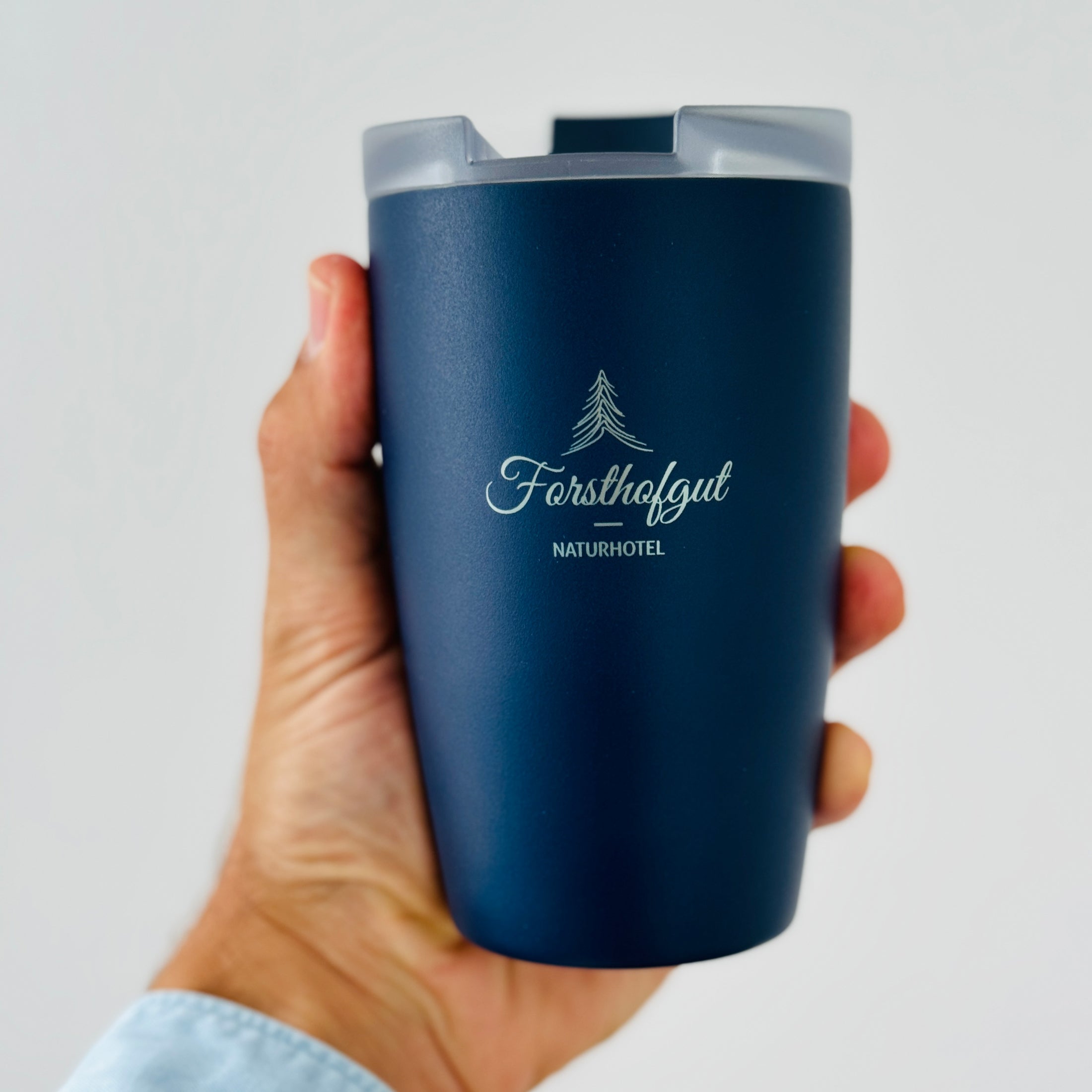 Logo Forsthofgut su Thermocup in primo piano