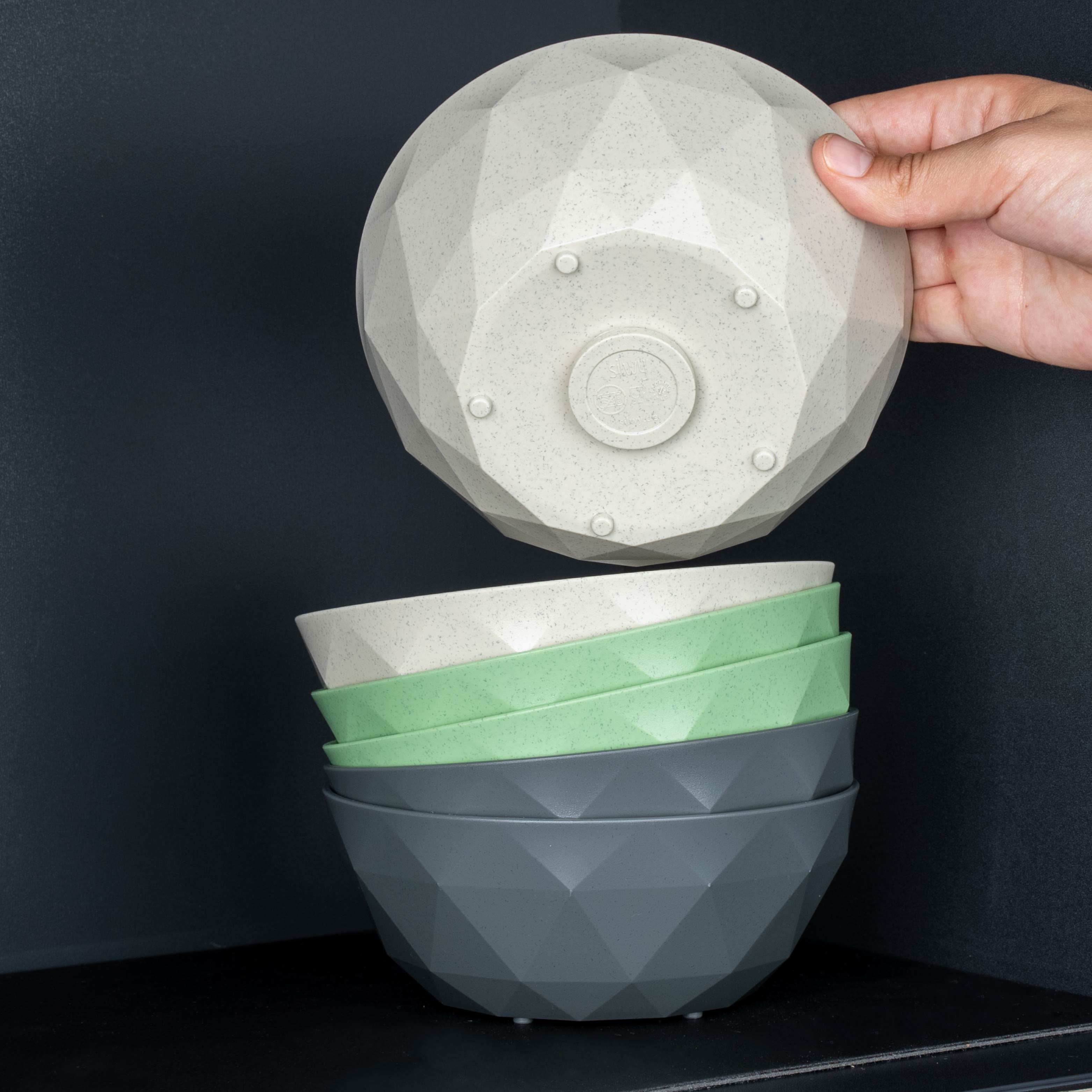 Primo piano del magnete integrato nella base della ciotola di plastica