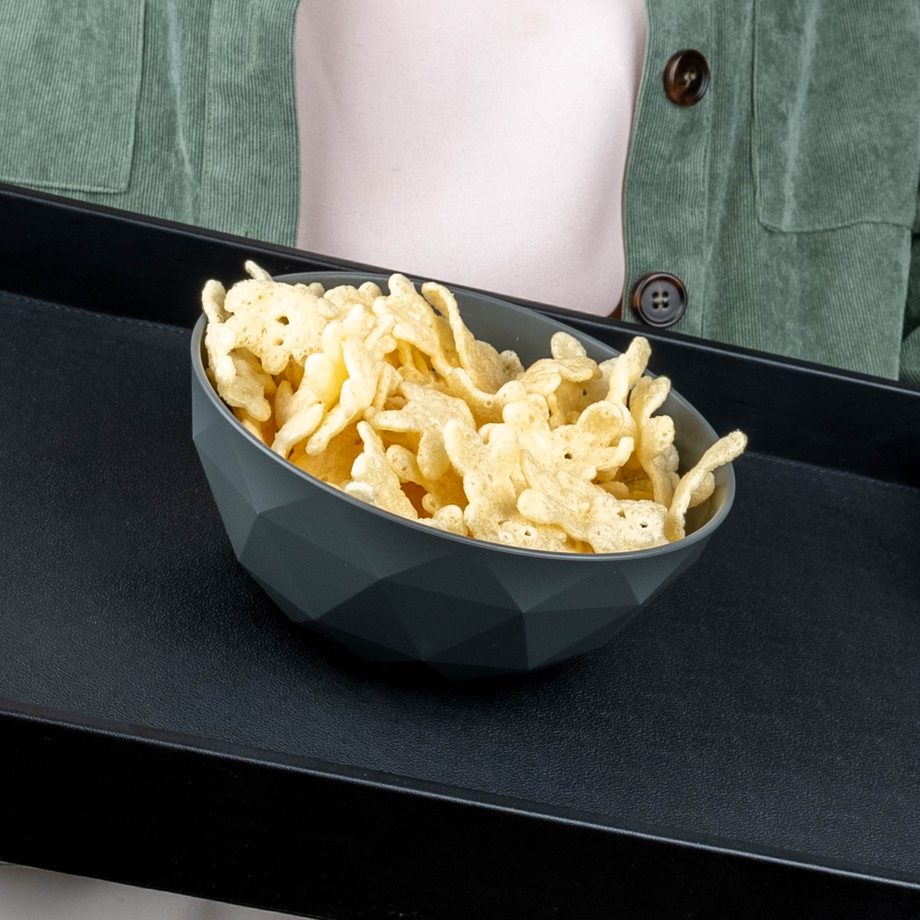 La ciotola magnetica in plastica è fissata in posizione inclinata su un vassoio metallico.