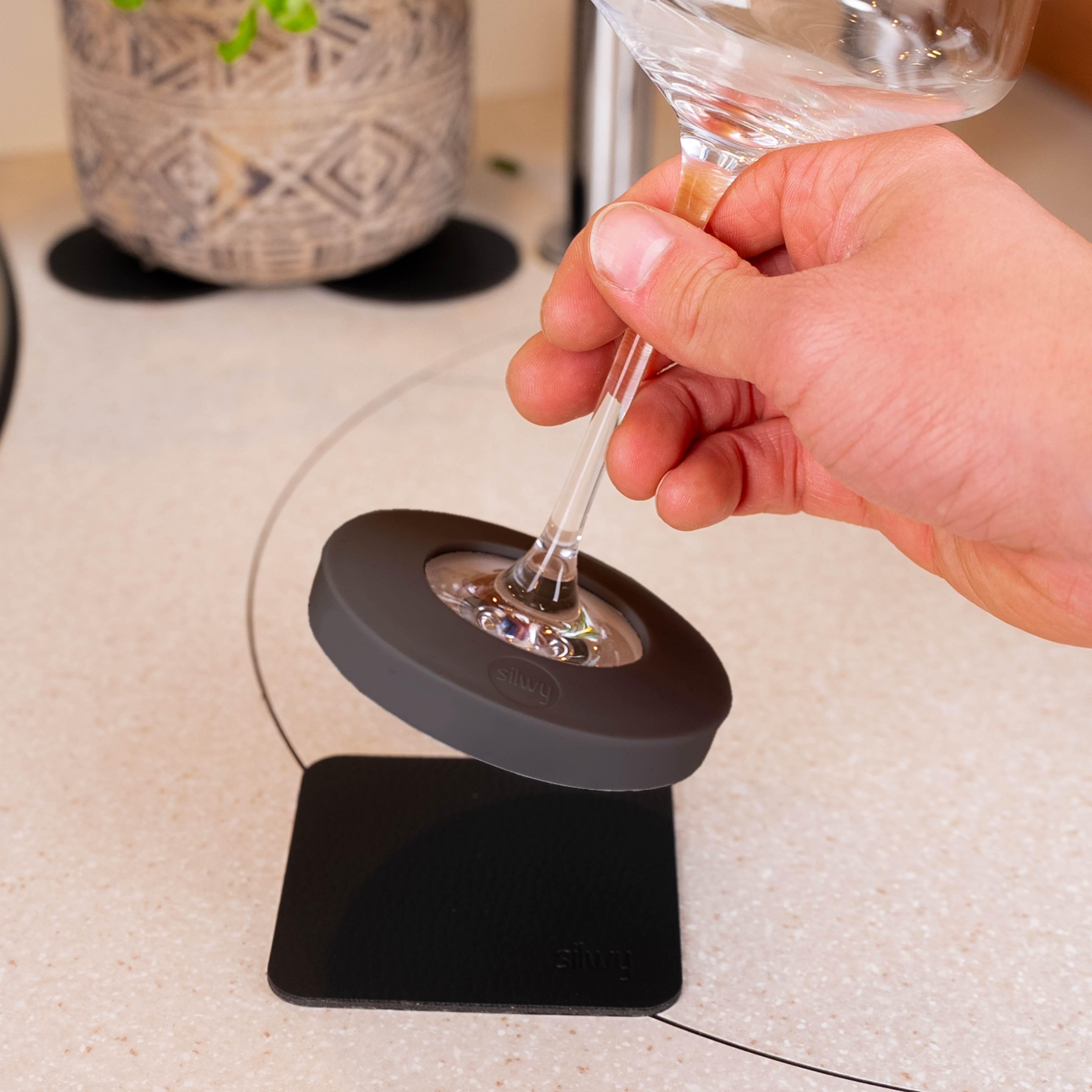 Posizionare il vetro sul cuscinetto con l'adattatore magnetico