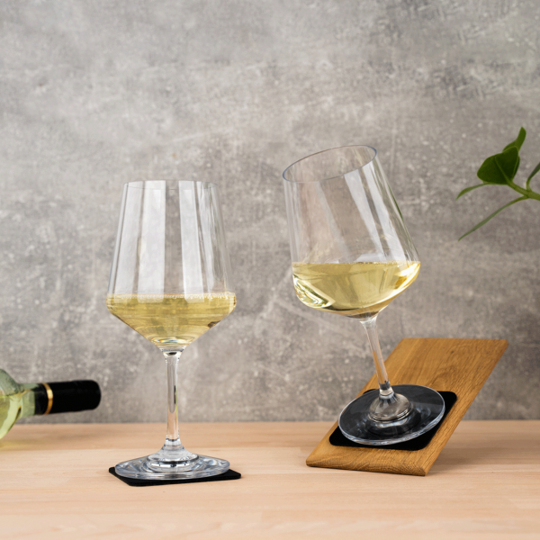 Bicchieri di vino in plastica appoggiati sulle pedane