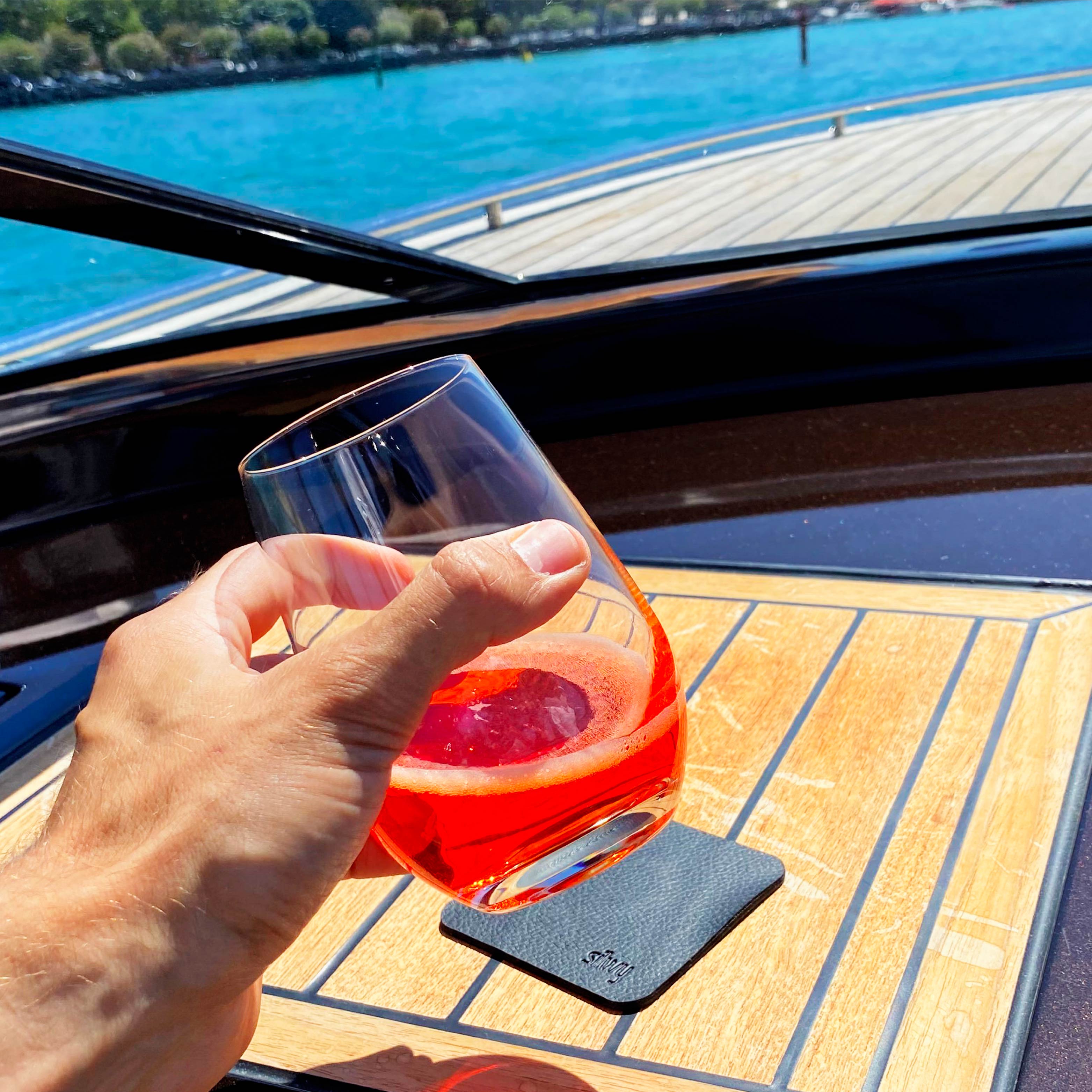 Long drink in cristallo con magnete che viene rimosso dal cuscinetto su una barca