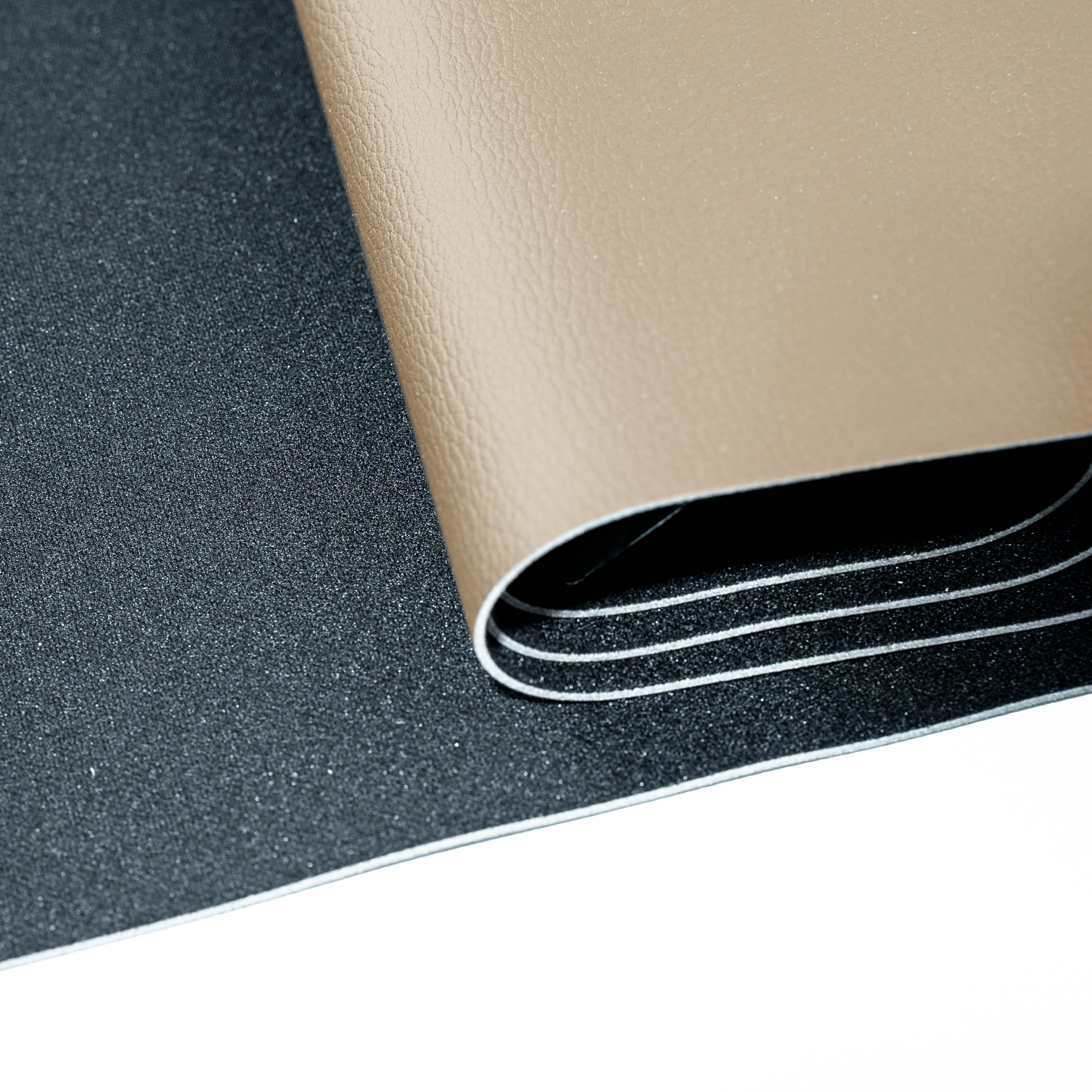 Tappetino in metallo beige arrotolato