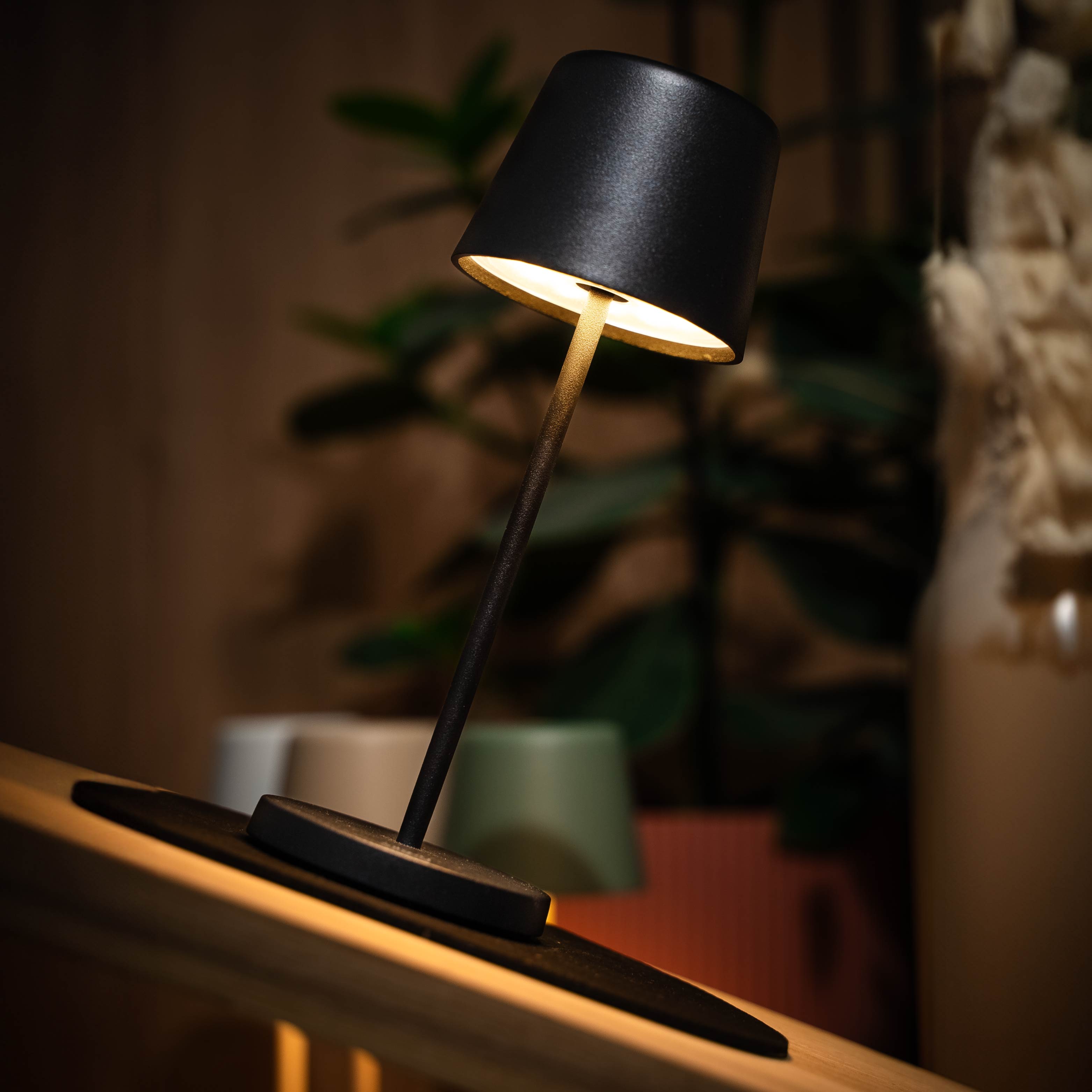 Luce magnetica Monaco in black su tovaglietta abbinata