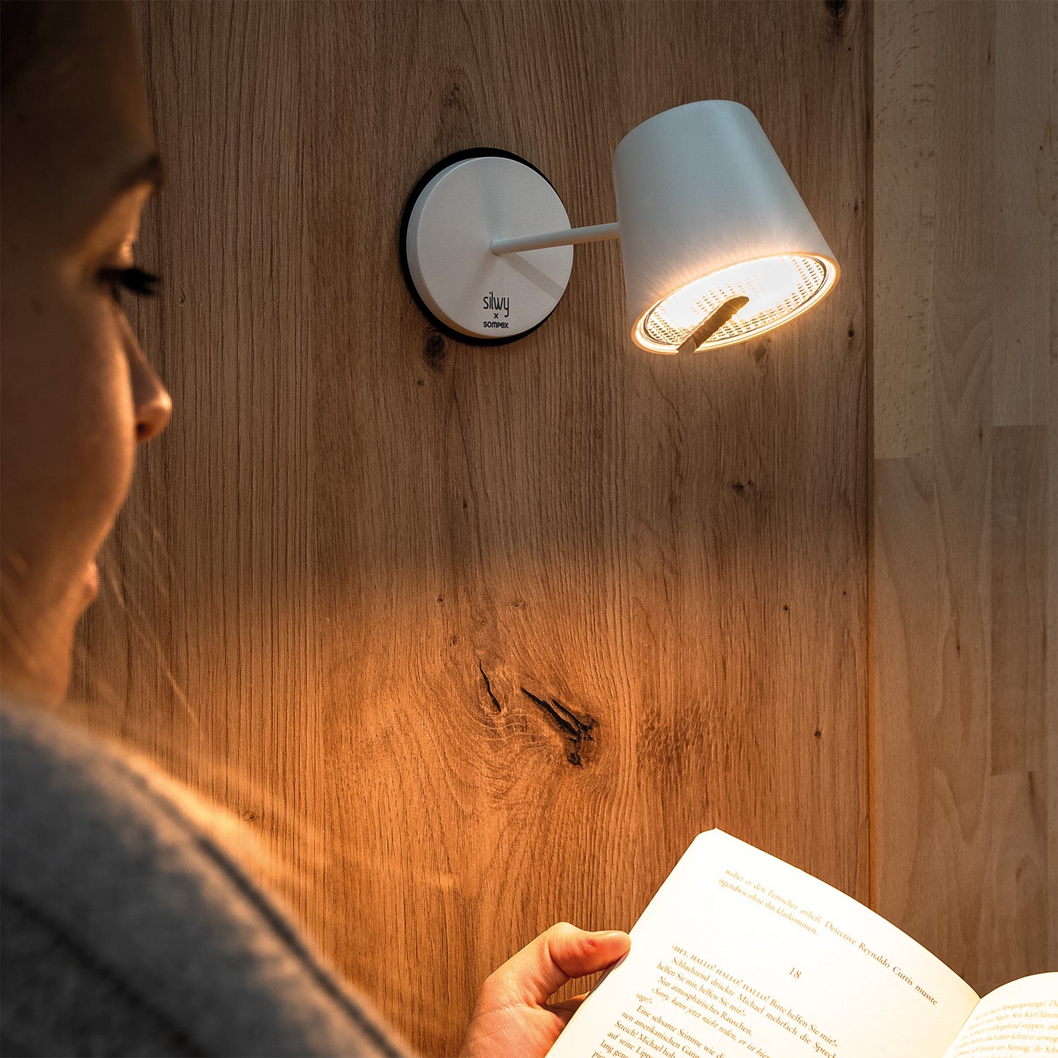 Luce di lettura grazie al tavolino girevole e alla luce a parete, fissata alla parete con il cuscinetto 3M