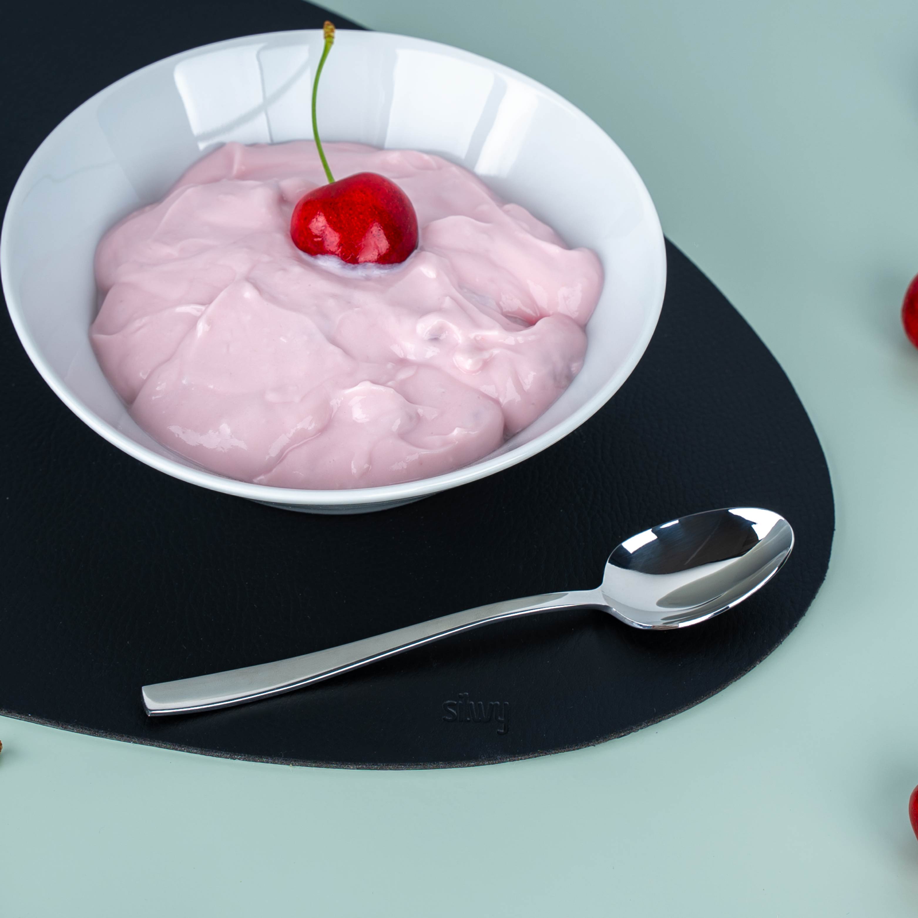 Cucchiaio con delizioso yogurt