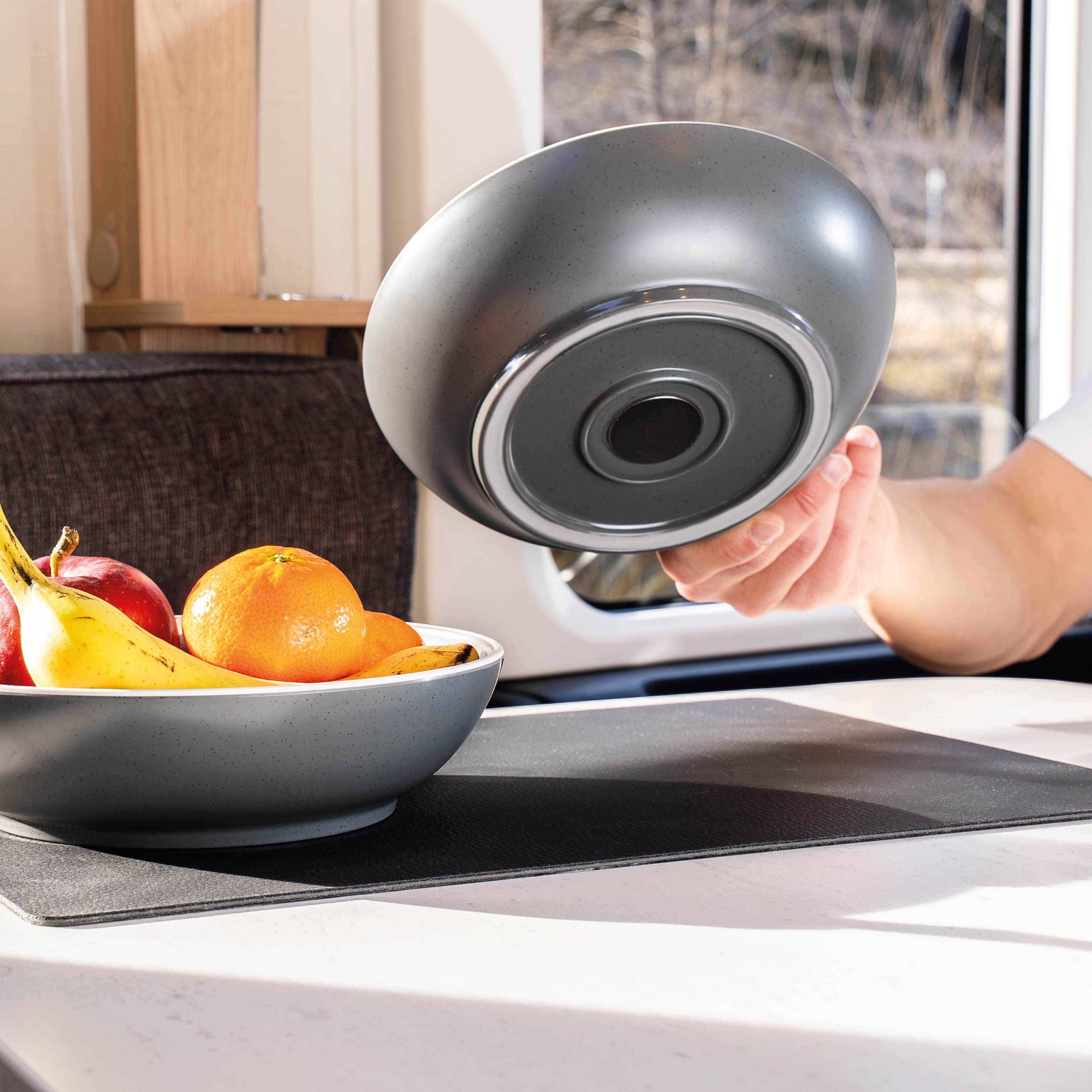 Vassoi di plastica DOLOMIT GREY, che vengono posizionati su un tappetino