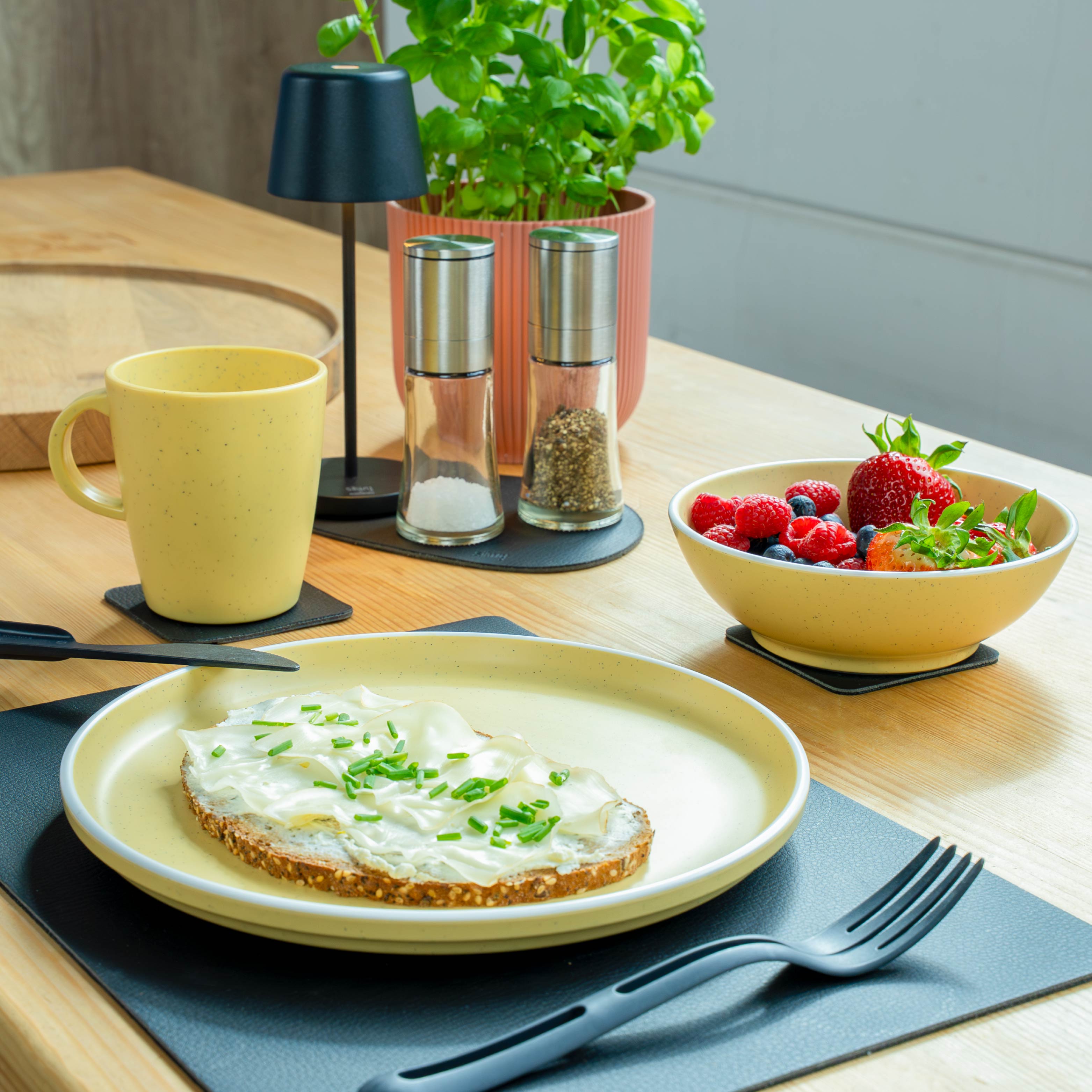 Set di stoviglie magnetiche in plastica yellow Tavolo da cucina