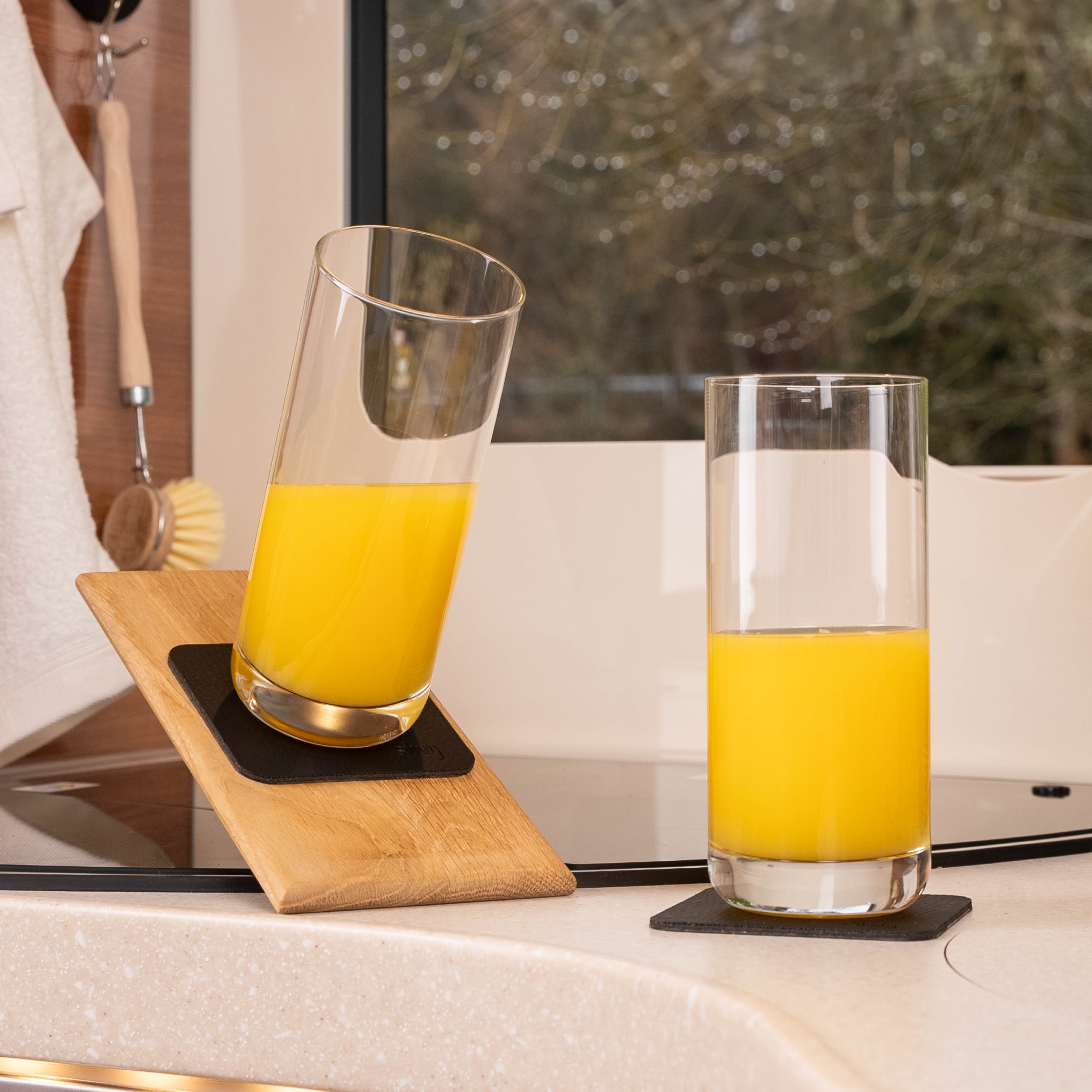 Bicchieri di cristallo magnetici Longdrink slim posizionati su cuscinetti in posizione inclinata