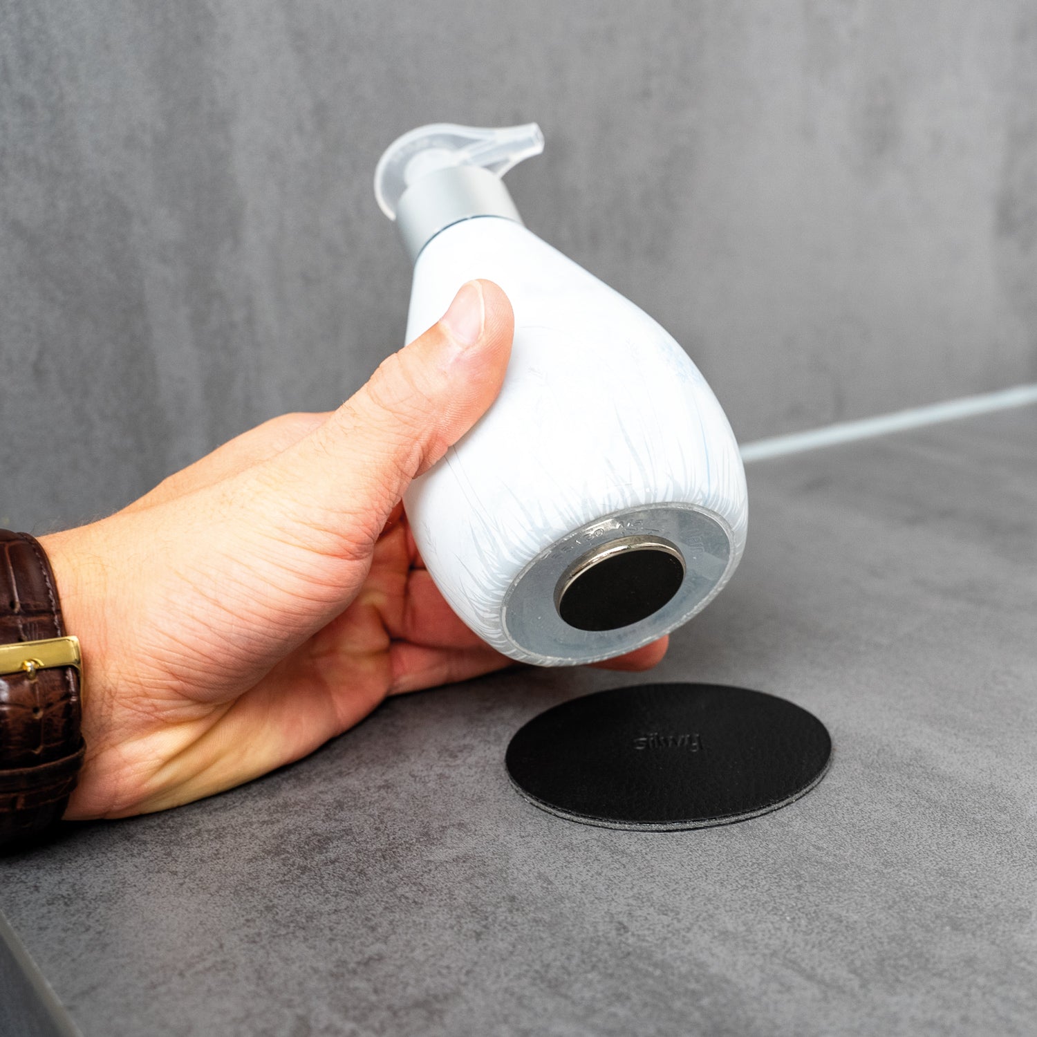 Il dispenser di sapone è dotato di un magnete di potenza e viene tenuto in posizione dal cuscinetto metallico.