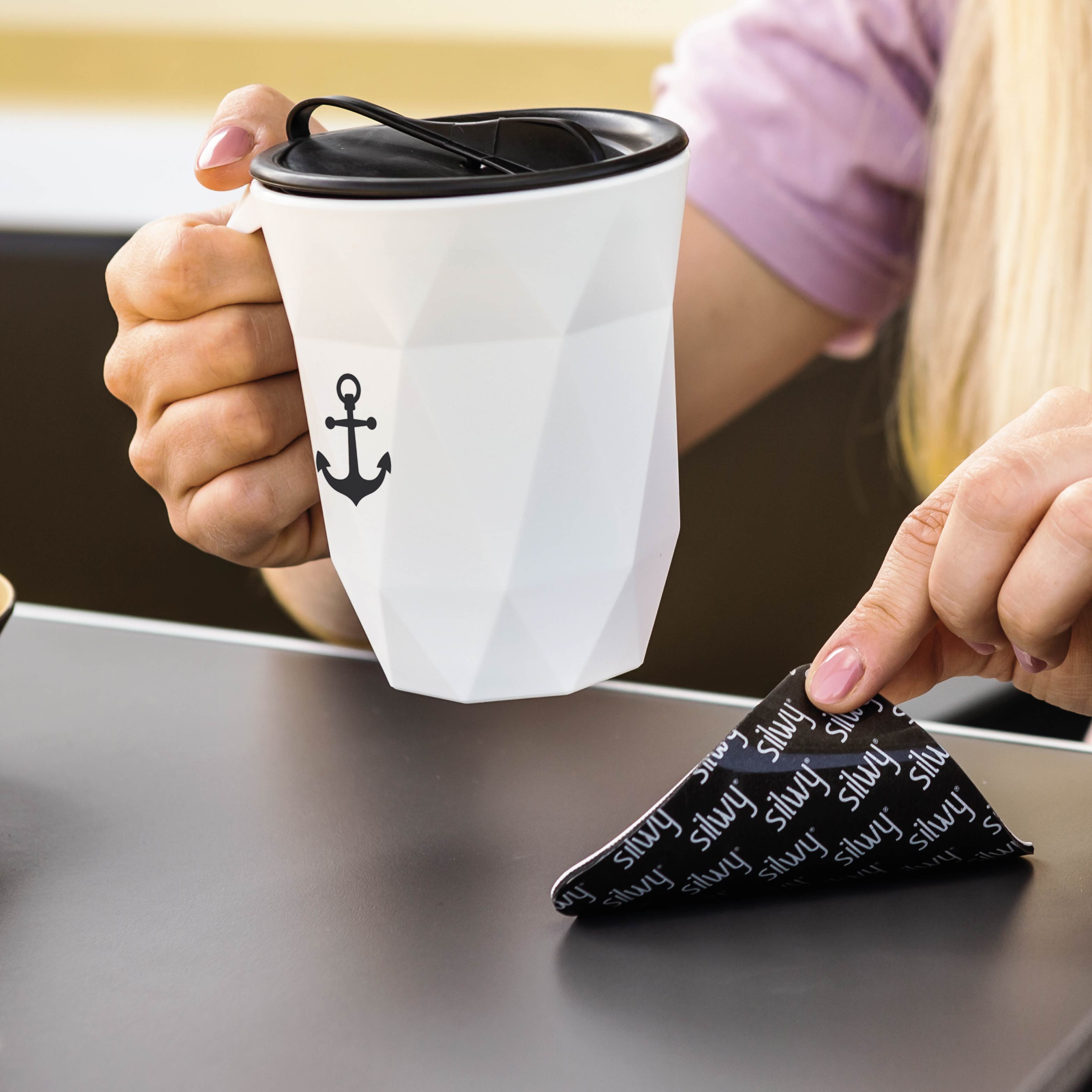Tazza TO-GO magnetica in plastica con motivo a forma di ancora su un lato e cuscinetto quadrato in nano-gel metallico coordinato