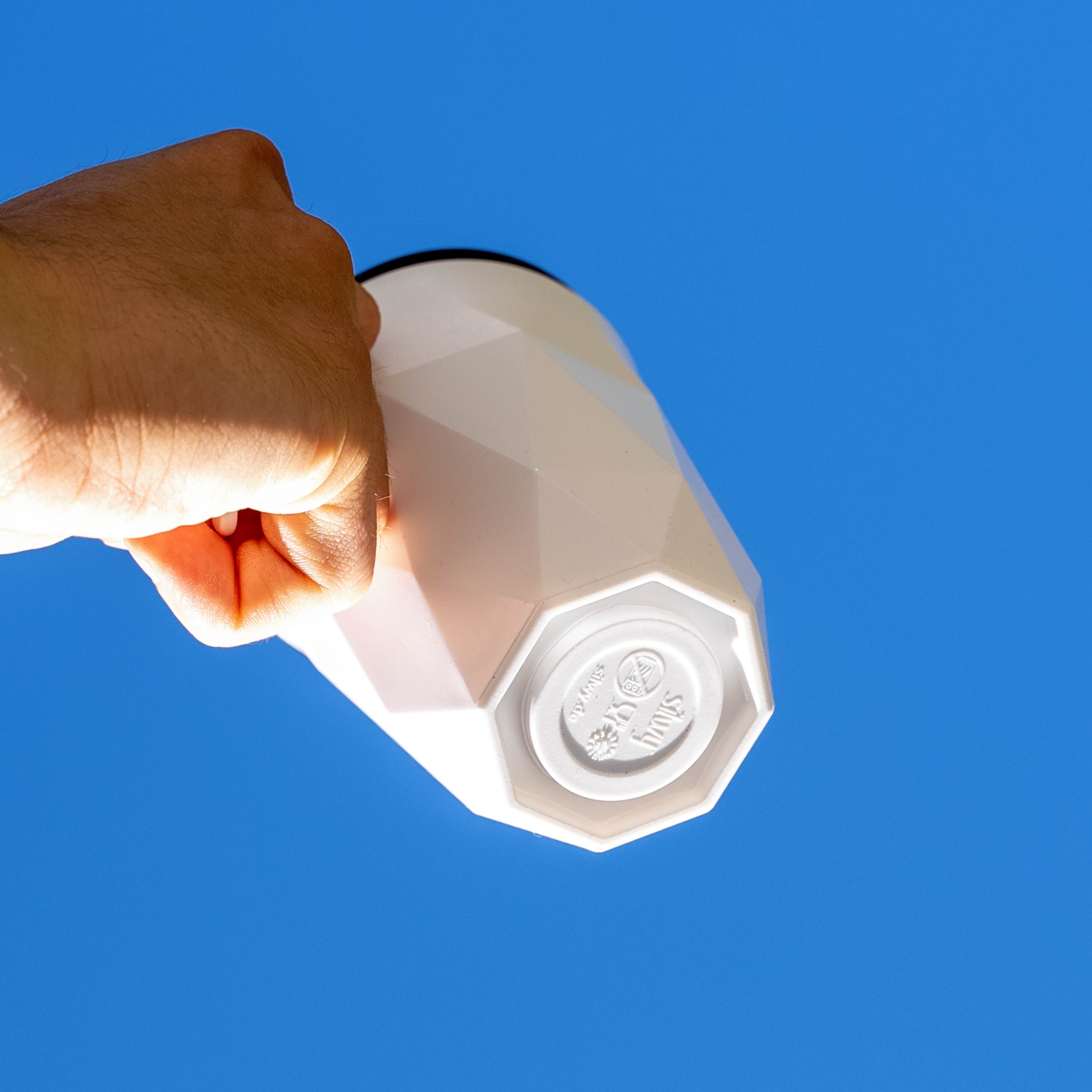 Tazza magnetica in plastica TO-GO con magnete integrato alla base su sfondo blu