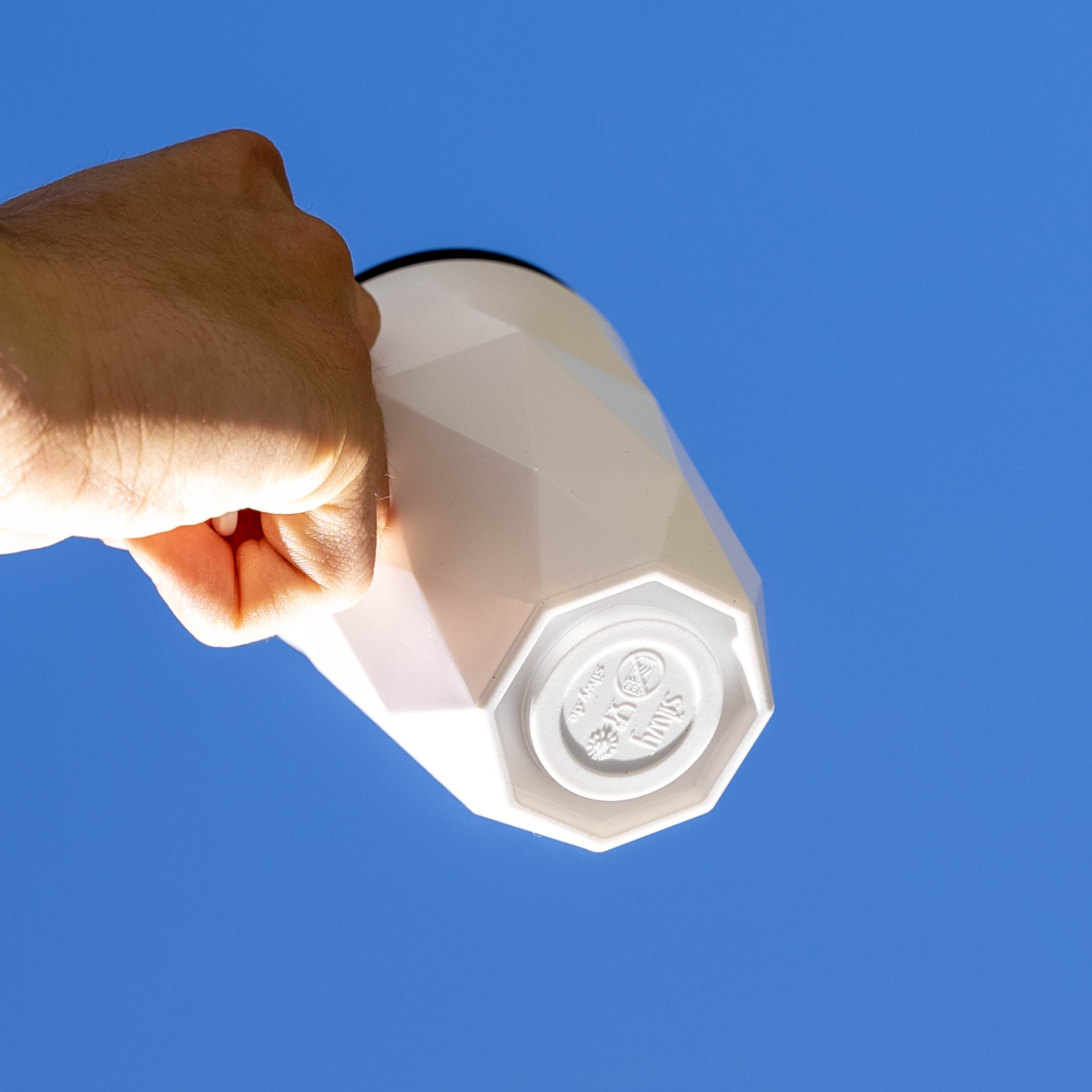 Tazza magnetica in plastica TO-GO con magnete integrato alla base su sfondo blu