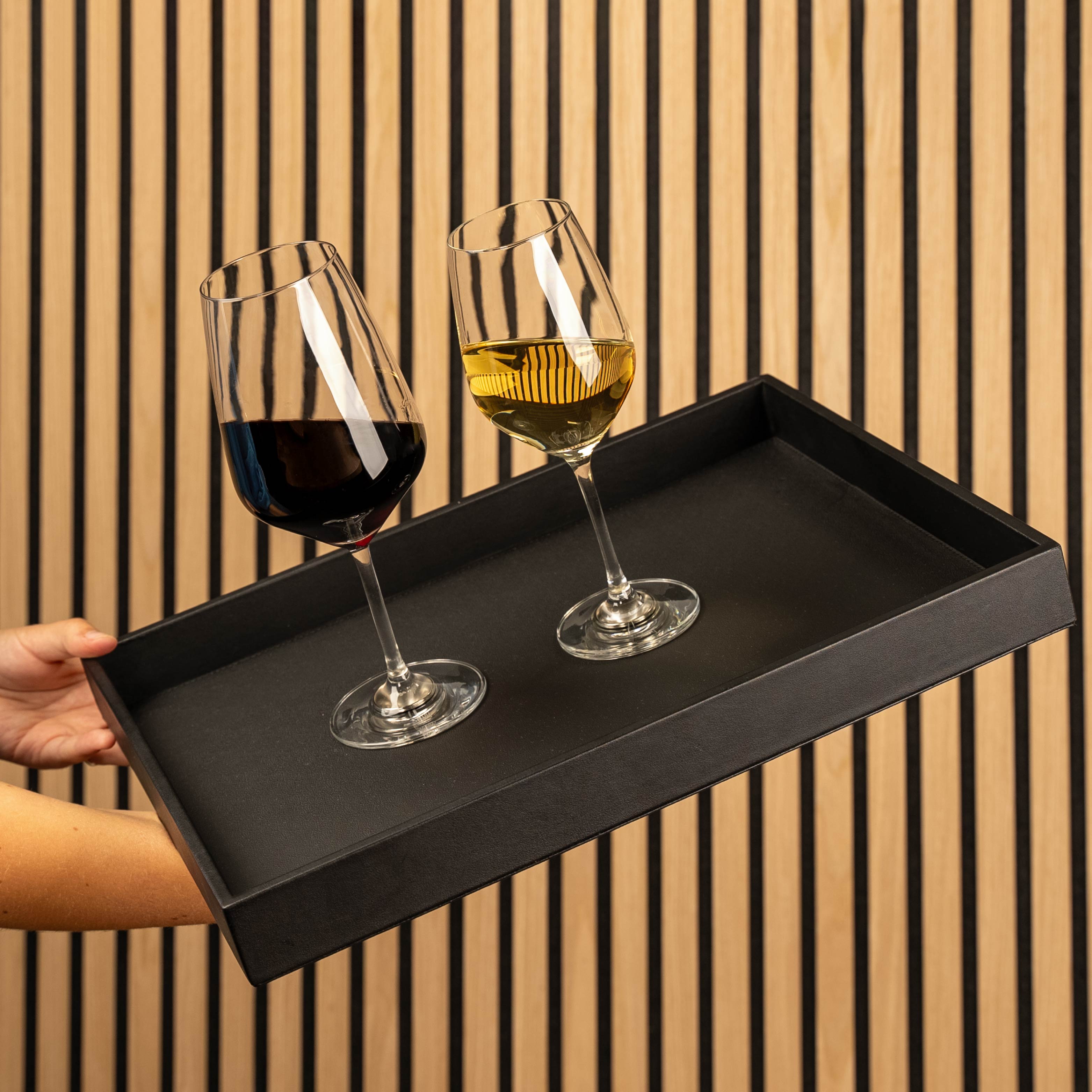 2 bicchieri di vino in cristallo magnetico su un vassoio di metallo