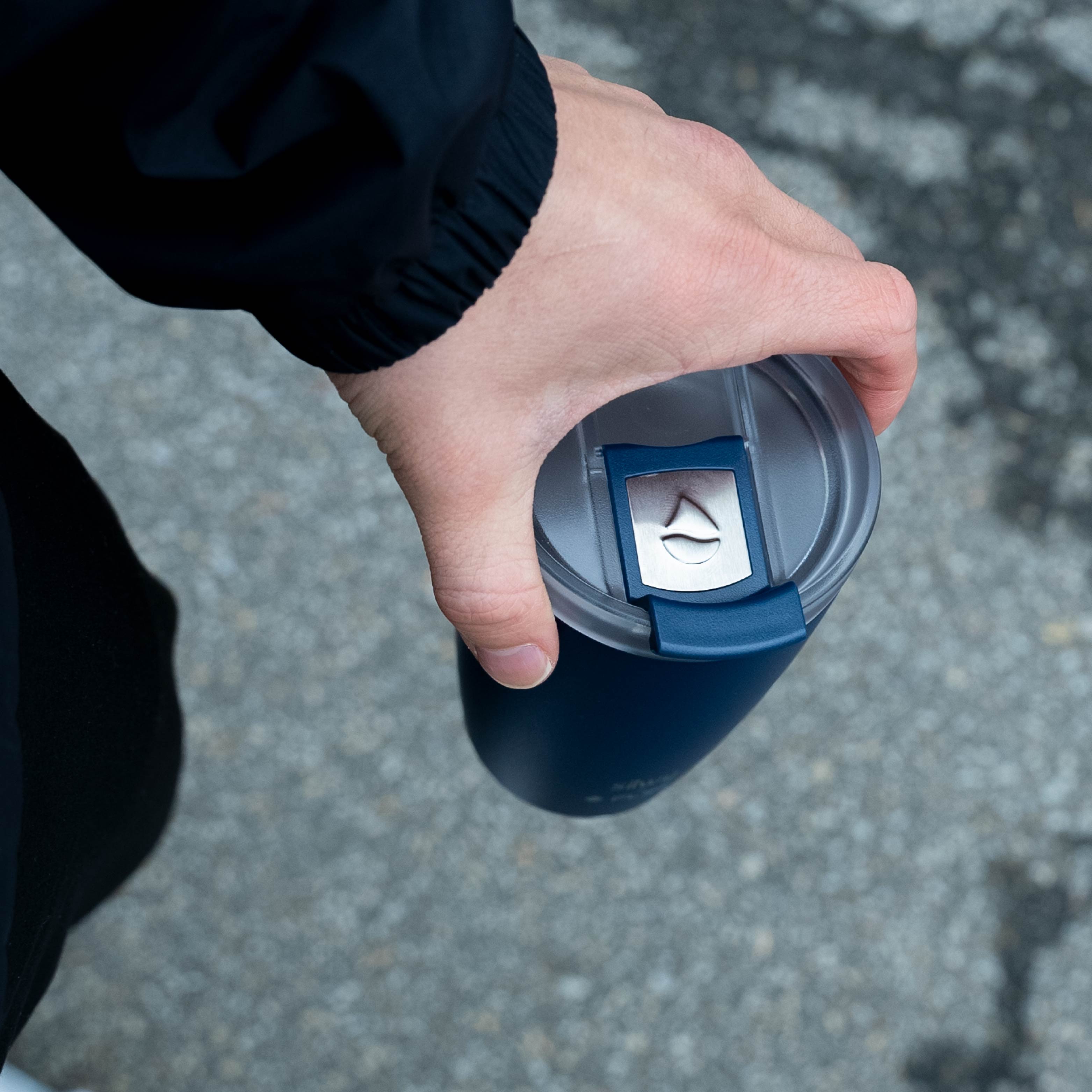 La thermocup chiusa silwy x FLSK, vista dall'alto, nel colore midnight