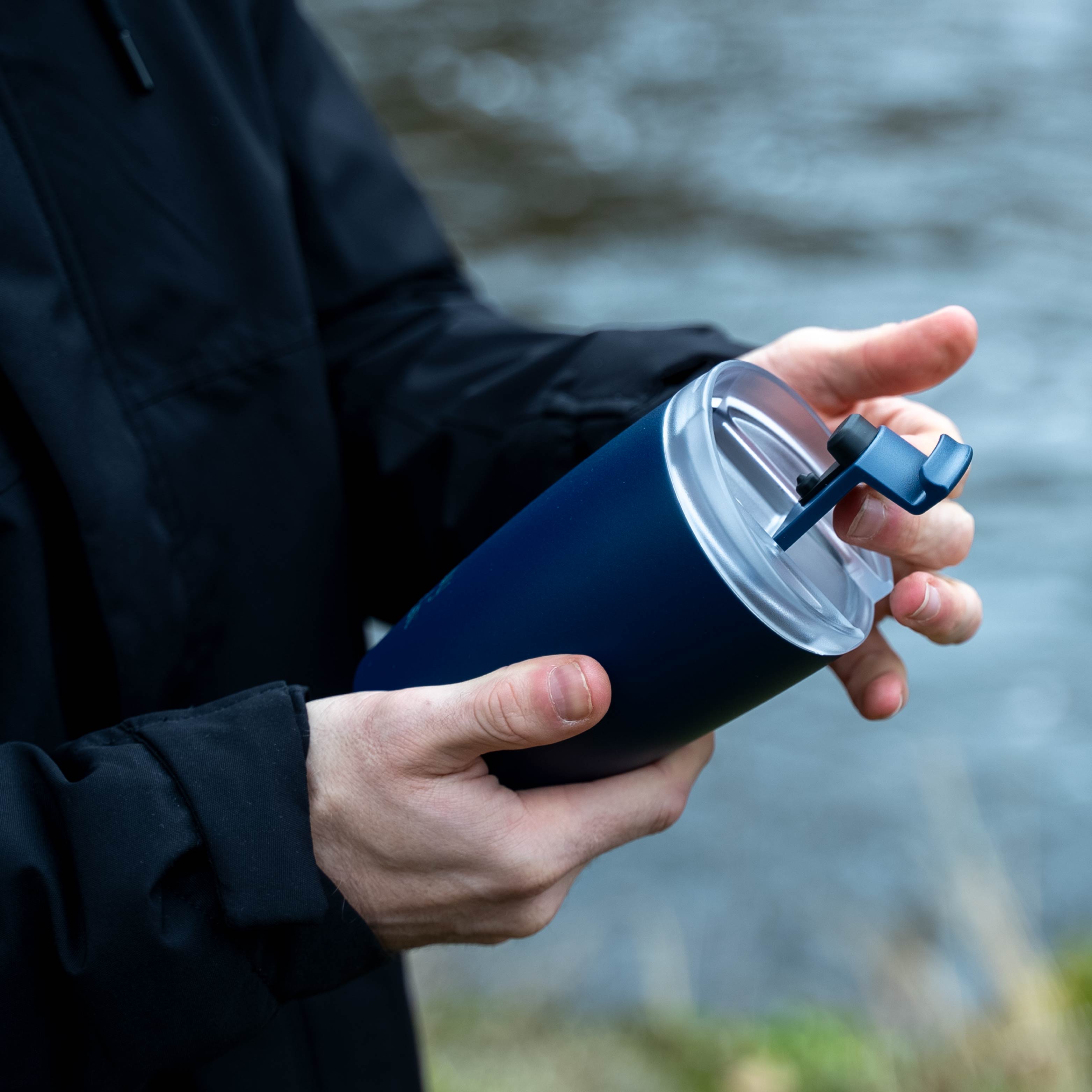 Il thermocup silwy x FLSK aperto nel colore midnight