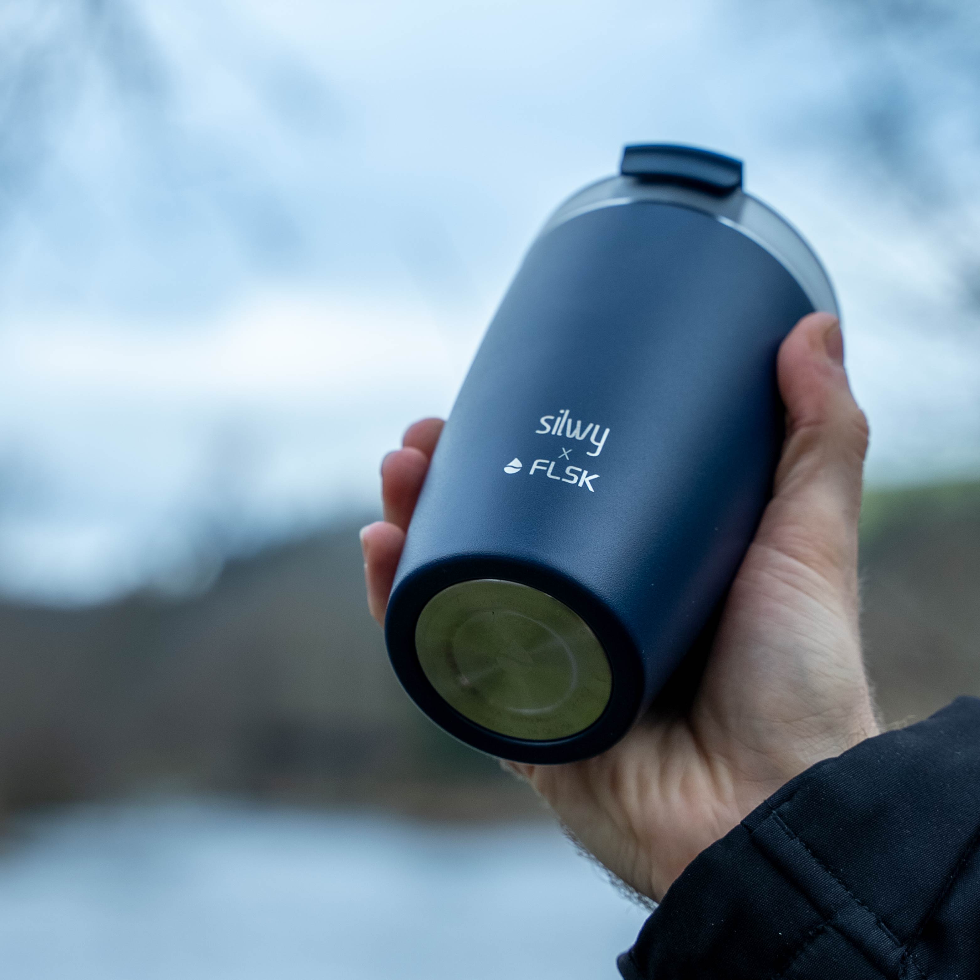 La thermocup silwy x FLSK nel colore midnight con magnete integrato alla base