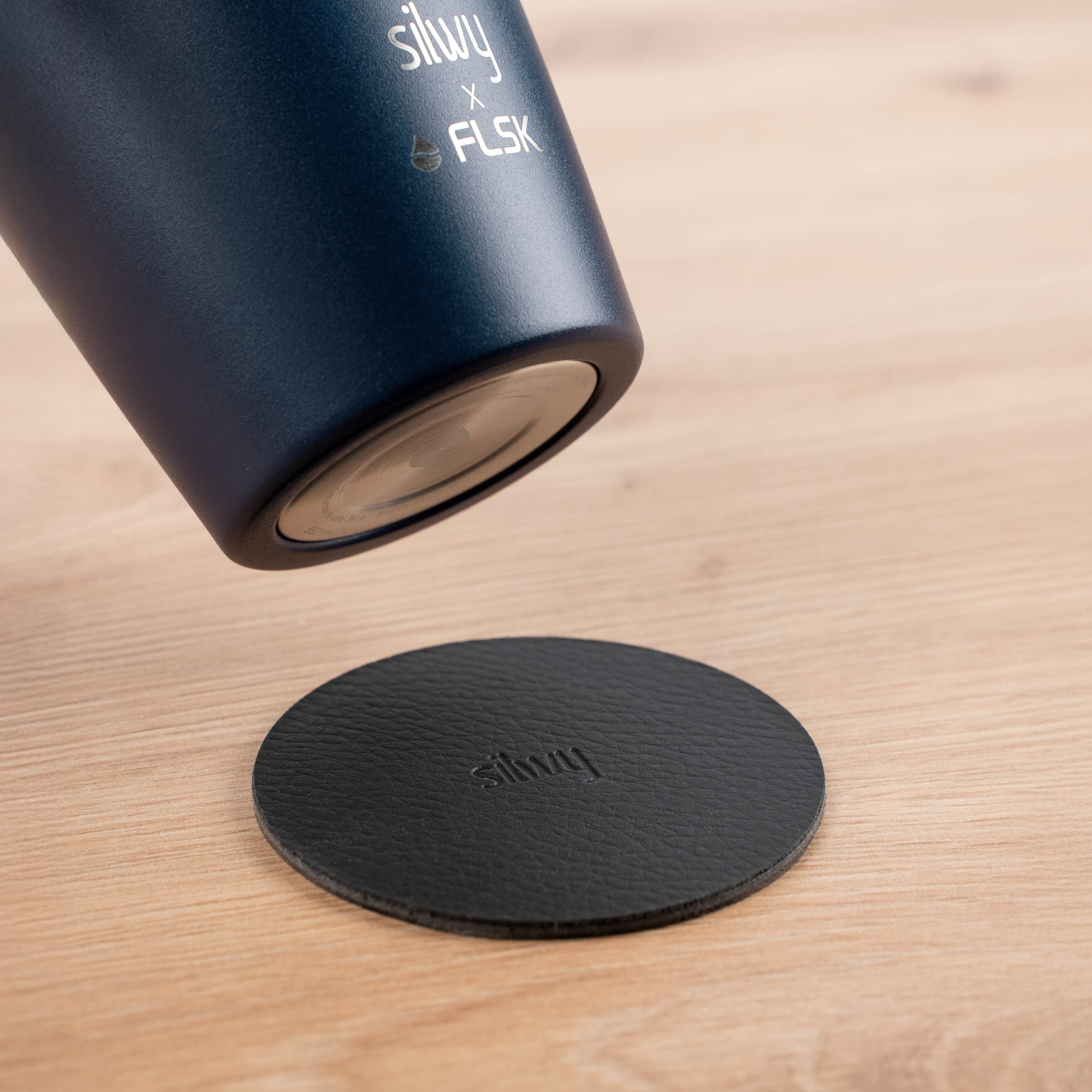 La thermocup silwy x FLSK nel colore midnight con magnete integrato nella base e il cuscinetto rotondo in nano-gel metallico