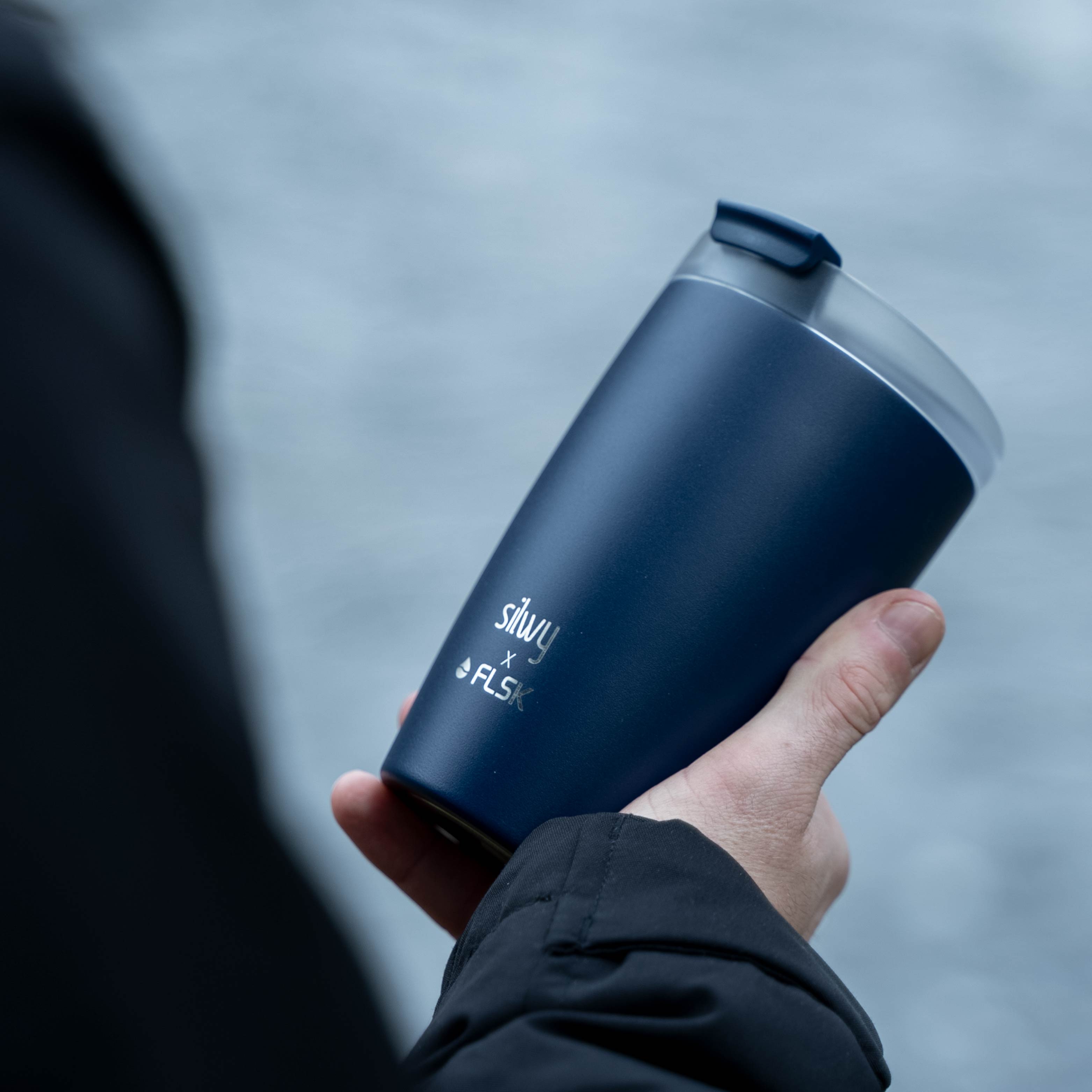 La tazza termica silwy x FLSK nel colore midnight