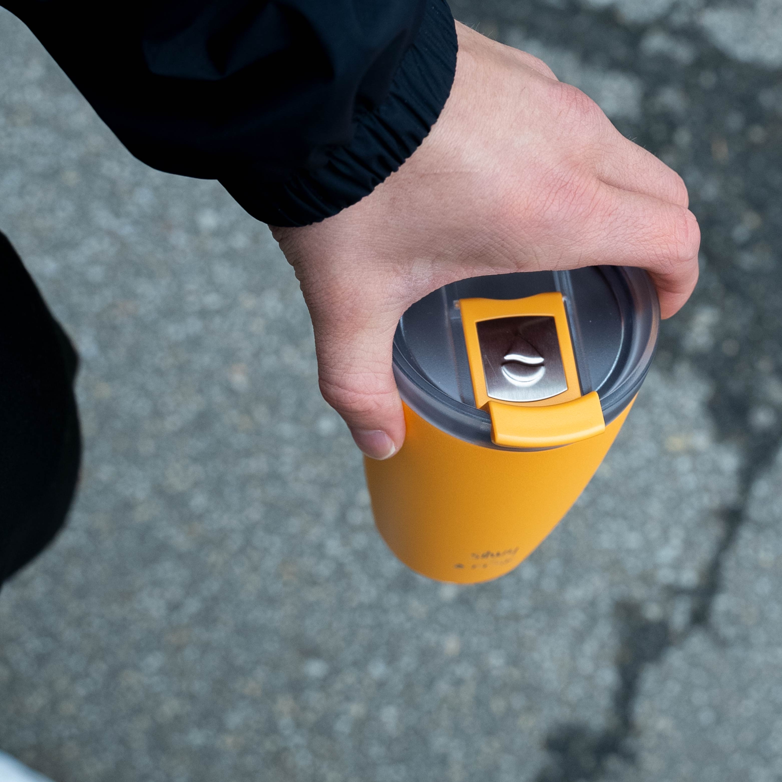La thermocup silwy x FLSK nel colore dell sunrise è chiusa e la teniamo in mano.