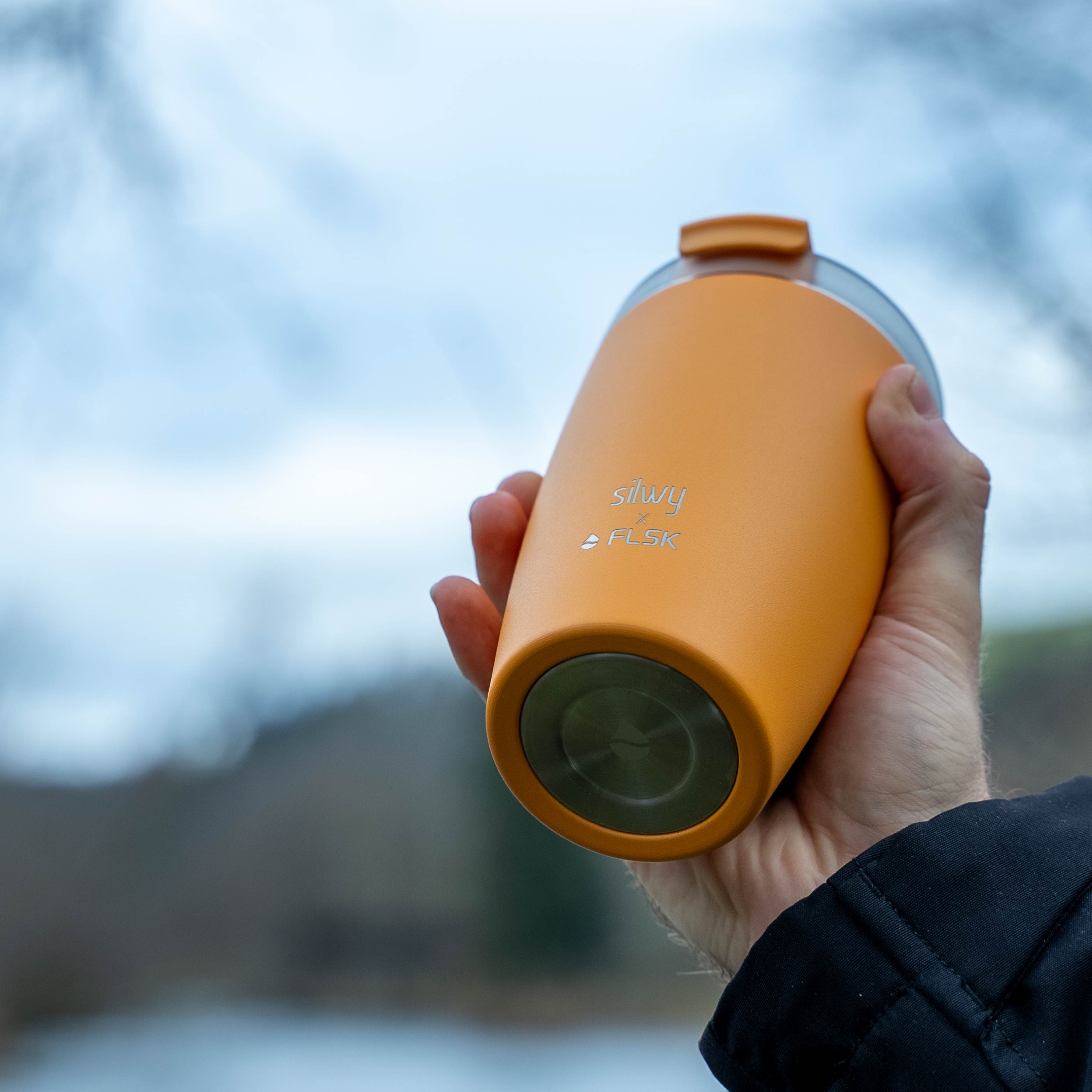 La thermocup silwy x FLSK nel colore sunrise con magnete integrato alla base