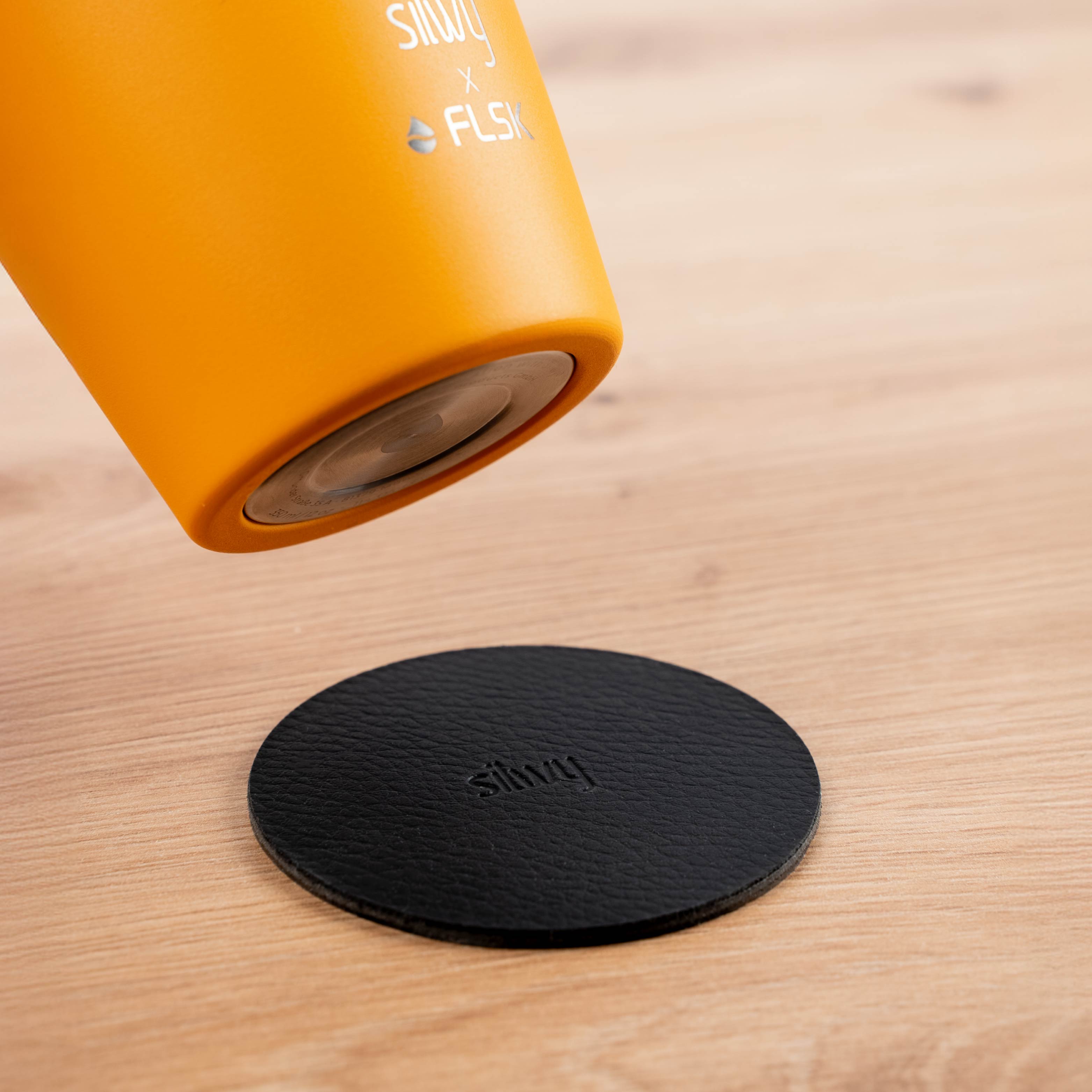 La thermocup silwy x FLSK nel colore sunrise con magnete integrato nella base e cuscinetto rotondo in nano-gel di metallo