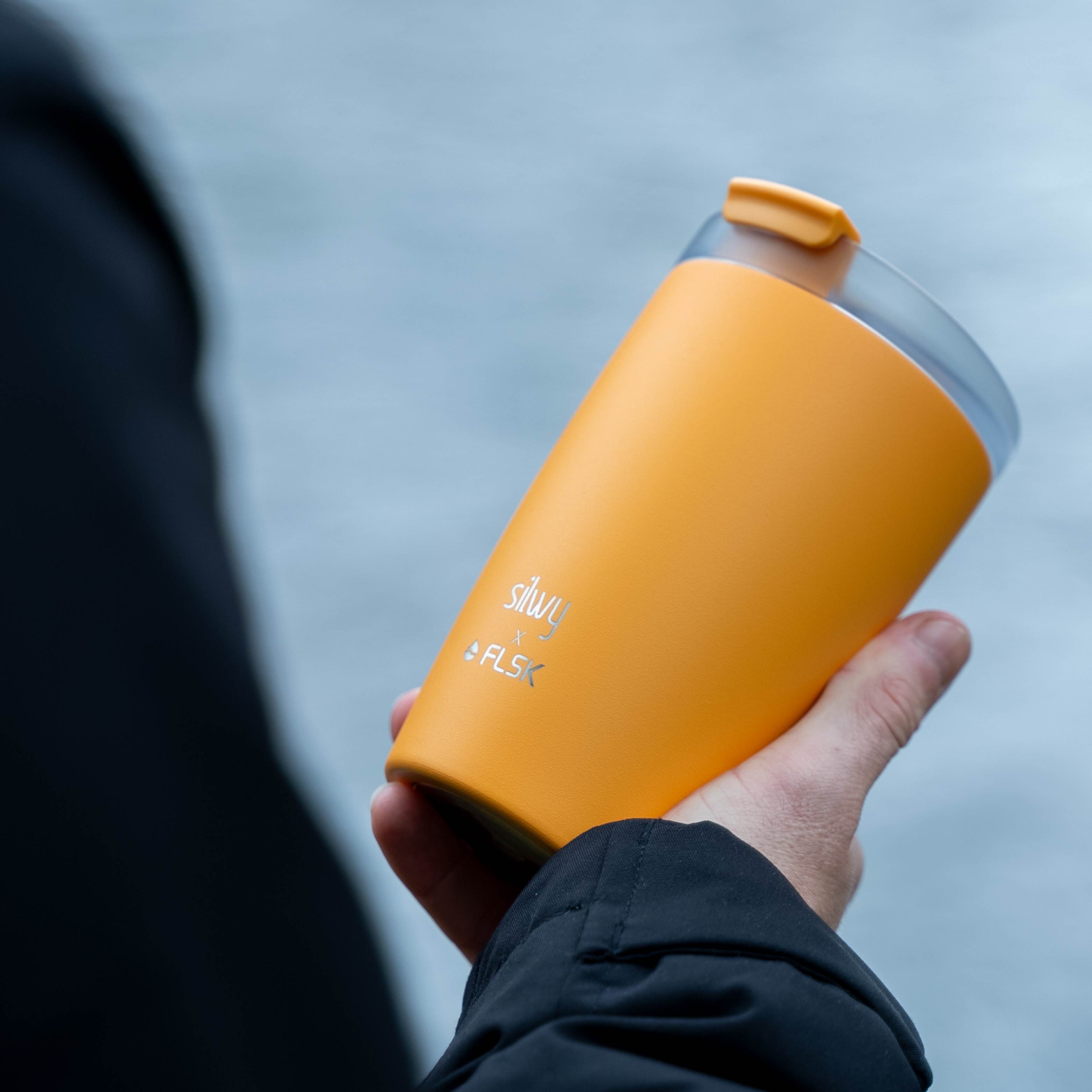 La thermocup silwy x FLSK nel colore dell'sunrise