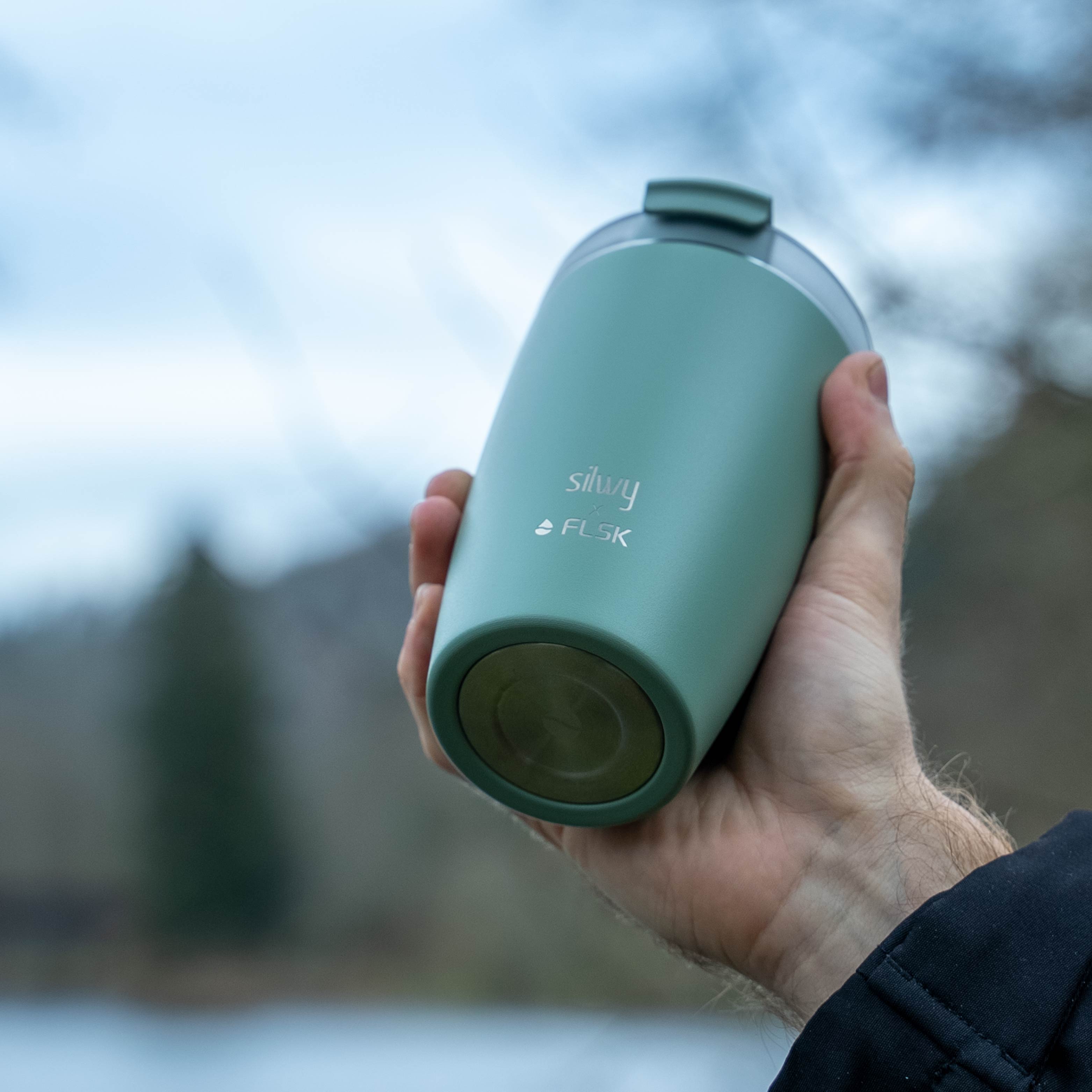 La thermocup silwy x FLSK in color sage con magnete integrato alla base