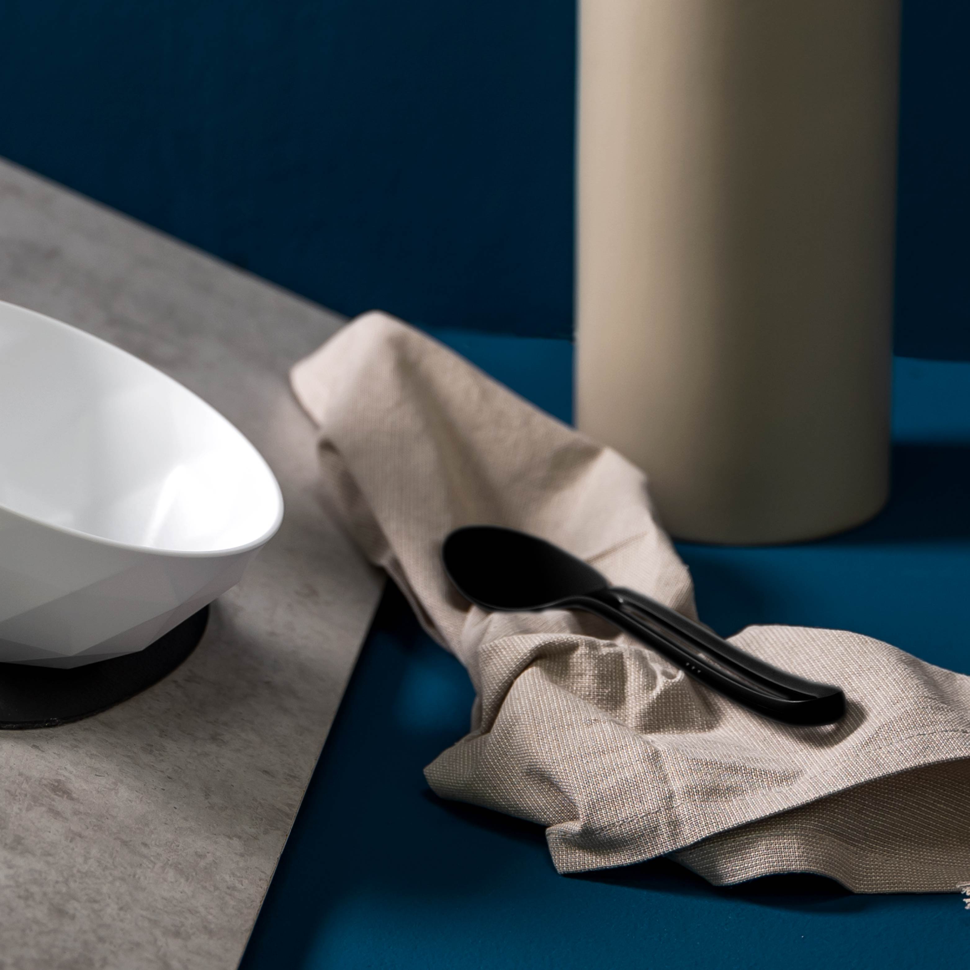 Le posate di plastica si trovano accanto alla ciotola di plastica magnetica, poiché questa combinazione è perfettamente adatta.